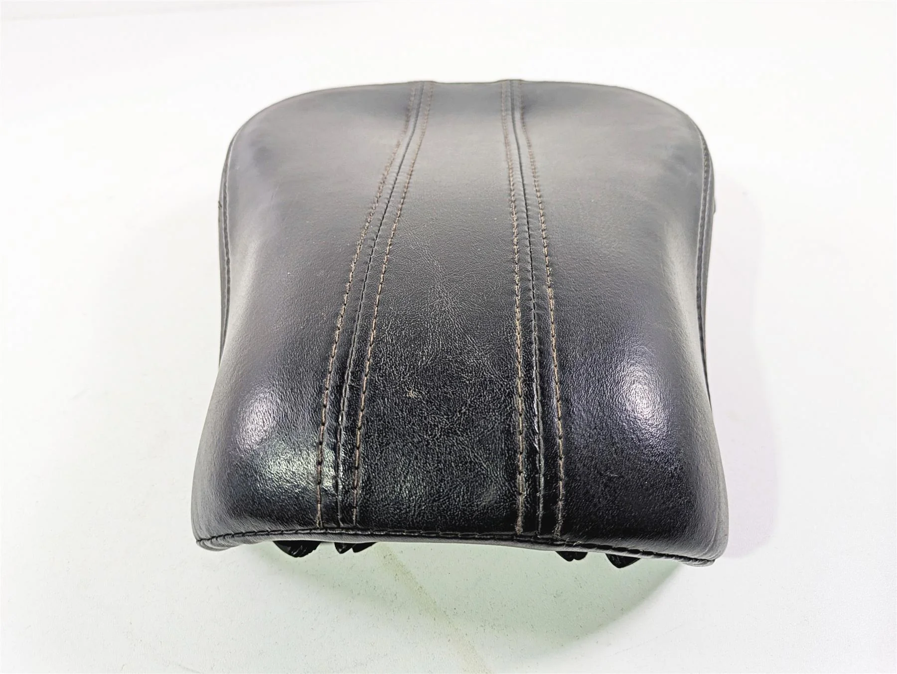 2018 Harley FLHCS Softail Heritage 115th Rear Passenger Seat - No Tears 52400148 - Image 4