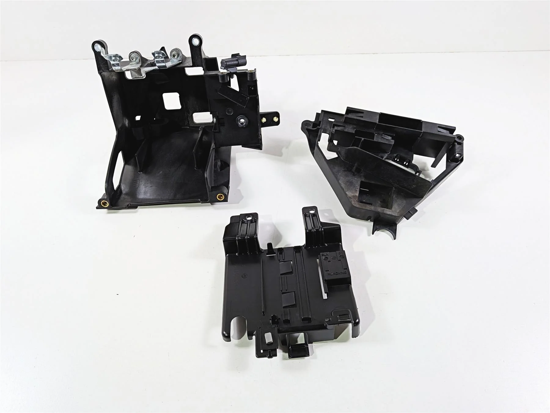 2018 Harley FLHTCU Touring Electra Glide Battery Tray & Ecm Holder 66000010A - Image 2