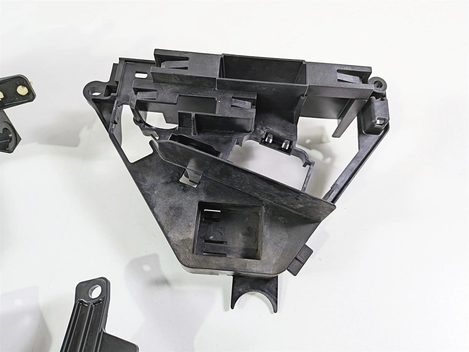 2018 Harley FLHTCU Touring Electra Glide Battery Tray & Ecm Holder 66000010A - Image 5
