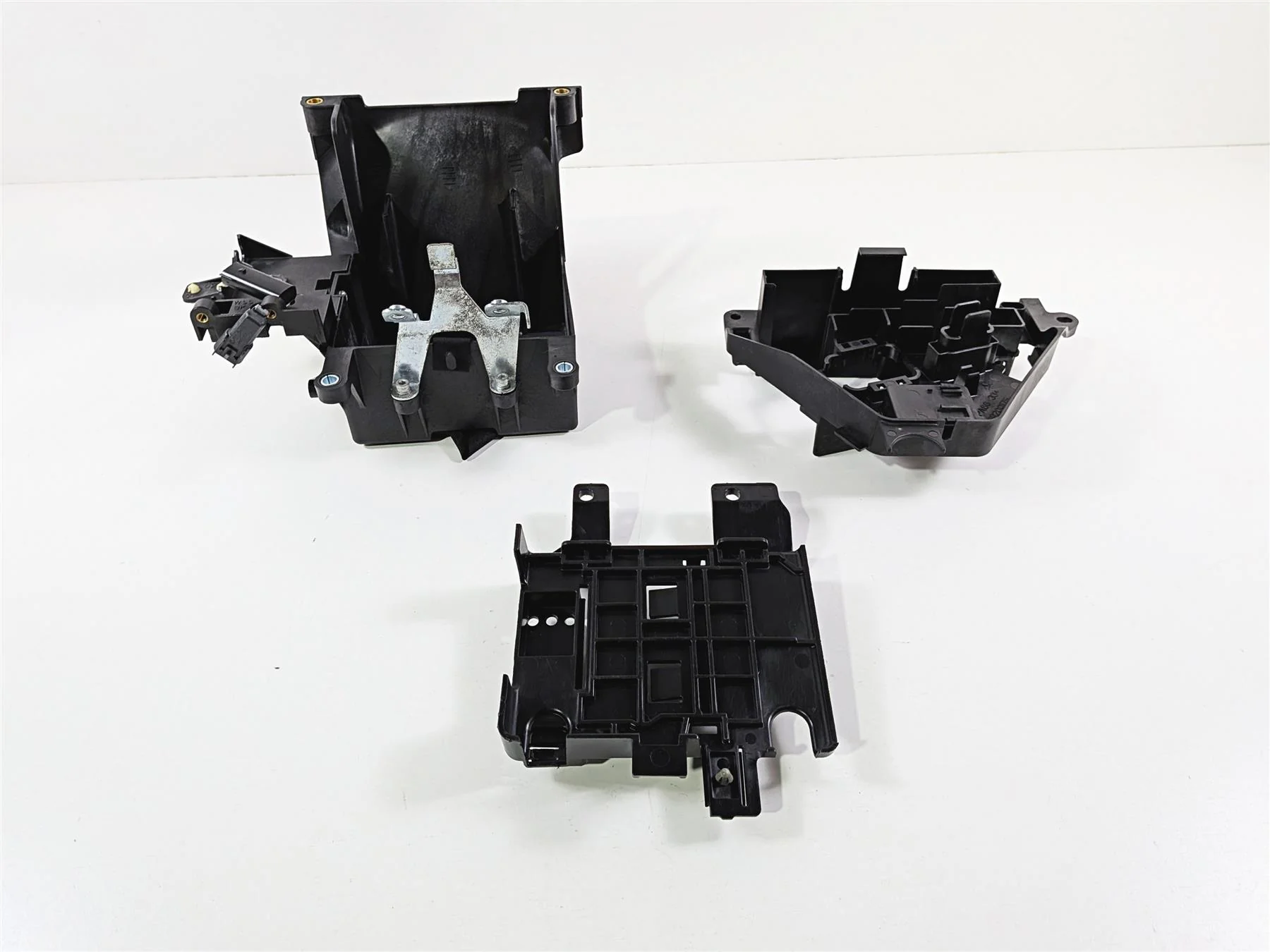 2018 Harley FLHTCU Touring Electra Glide Battery Tray & Ecm Holder 66000010A - Image 7