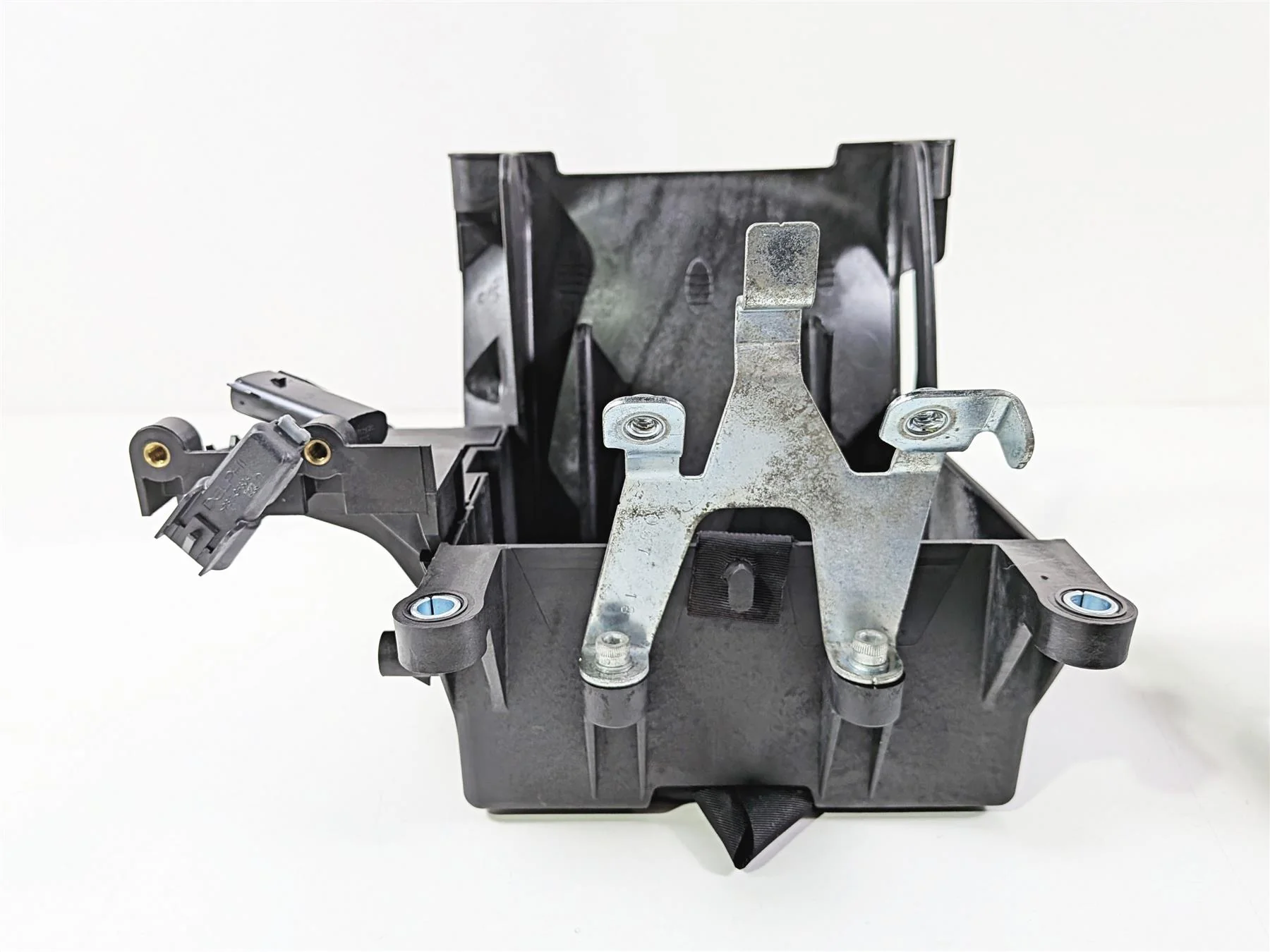 2018 Harley FLHTCU Touring Electra Glide Battery Tray & Ecm Holder 66000010A - Image 9