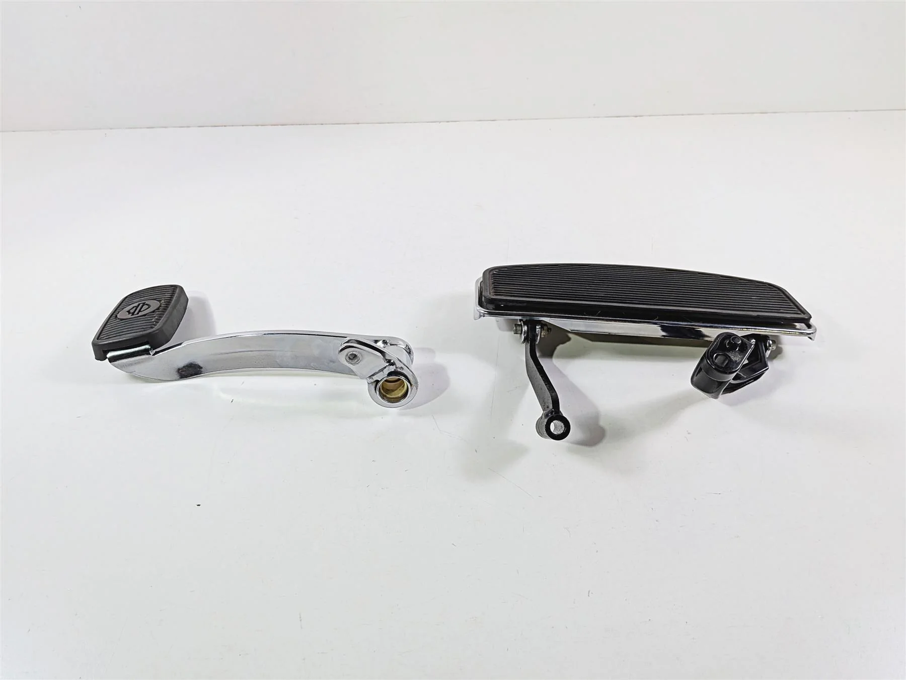 2018 Harley FLHTCU Touring Electra Glide Floor Board & Brake Pedal Set 50621-06A - Image 3
