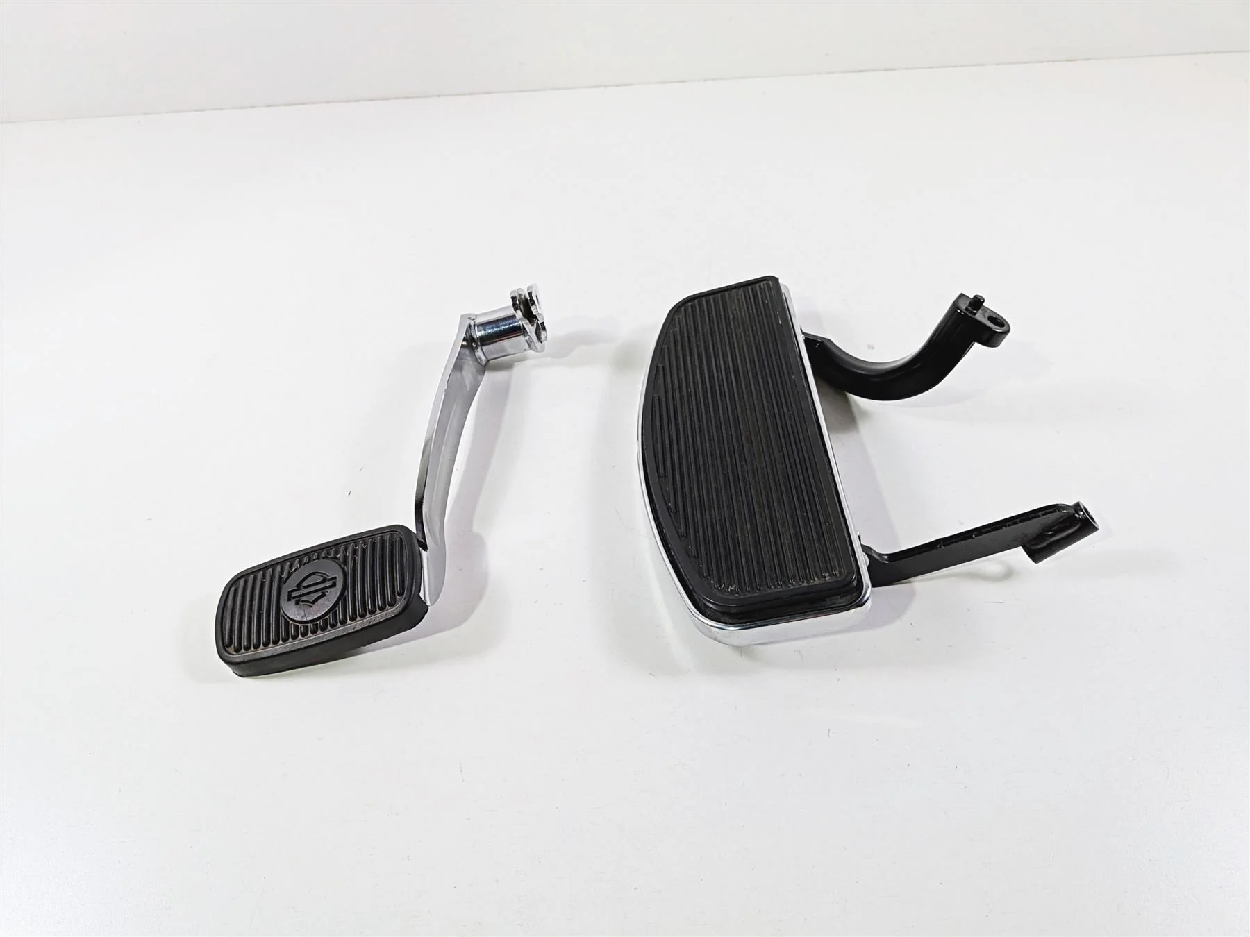 2018 Harley FLHTCU Touring Electra Glide Floor Board & Brake Pedal Set 50621-06A - Image 4