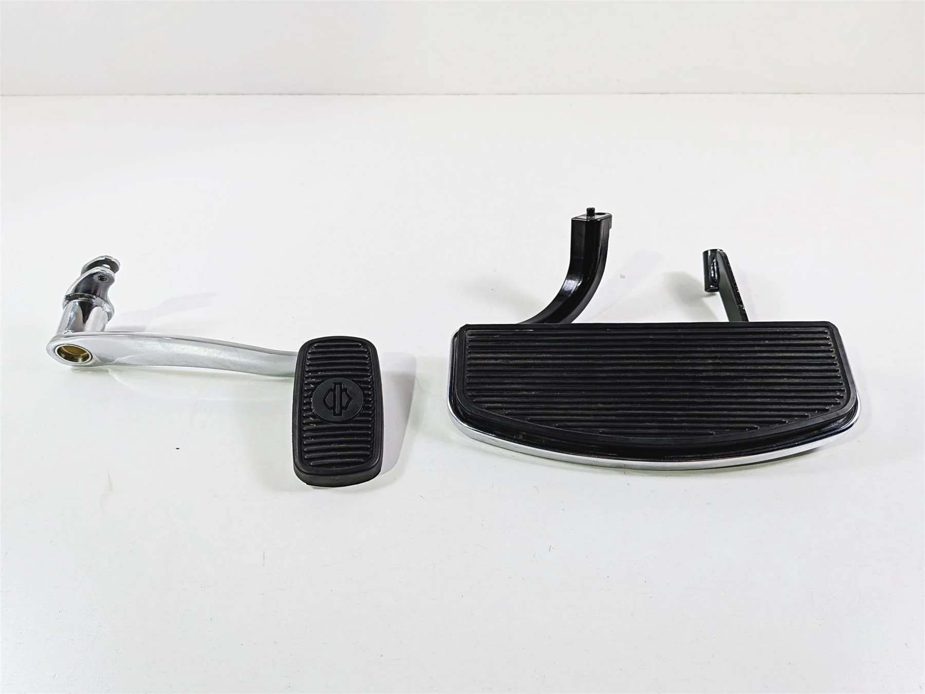 2018 Harley FLHTCU Touring Electra Glide Floor Board & Brake Pedal Set 50621-06A - Image 5