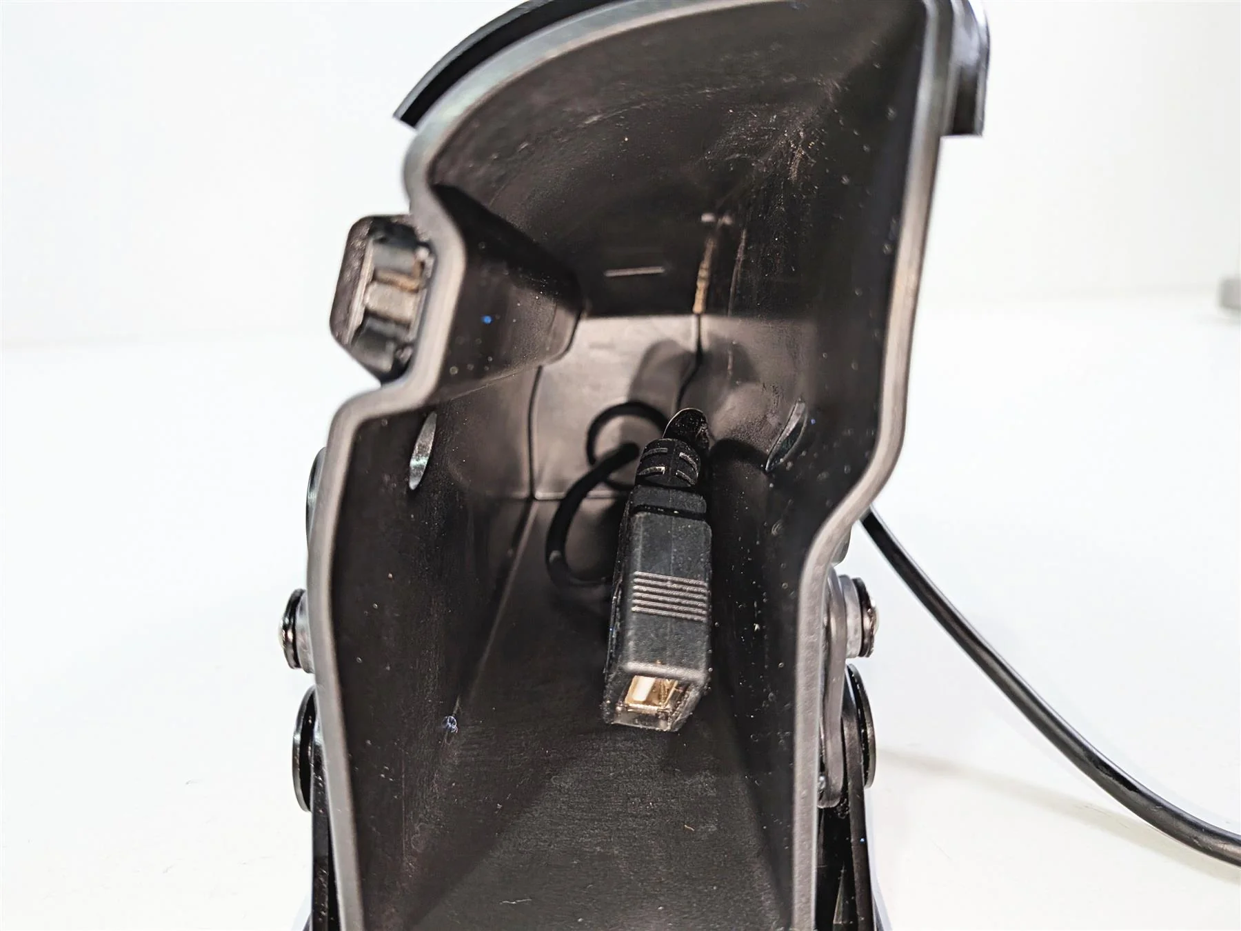 2018 Harley FLHTCU Touring Electra Glide Front Media Compartment Box 76000107 - Image 10