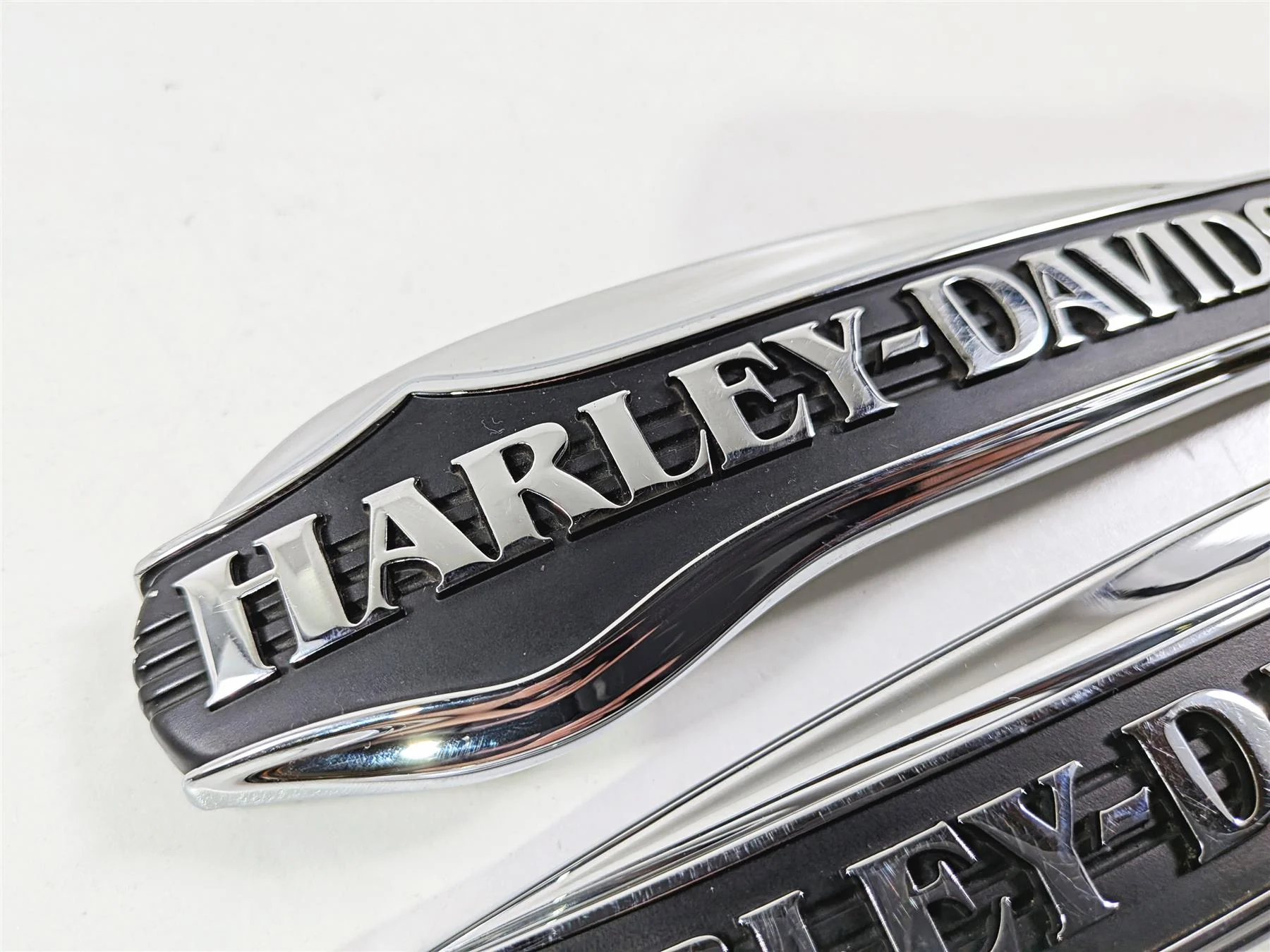 2018 Harley FLHTCU Touring Electra Glide Fuel Tank Emblem Set 14100073 14100074 - Image 7