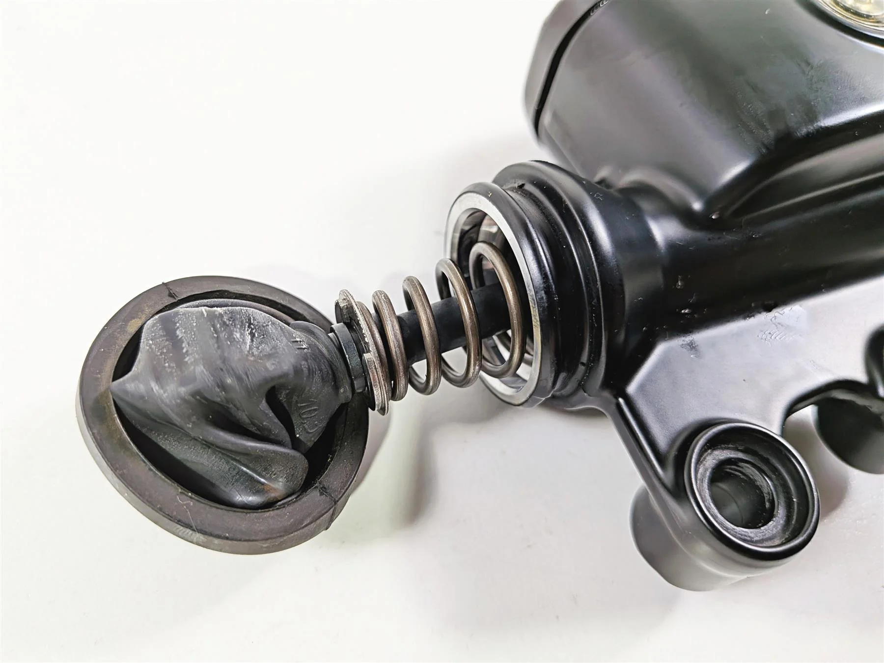 2018 Harley FLHTCU Touring Electra Glide Rear Brake Master Cylinder 41700028A - Image 8