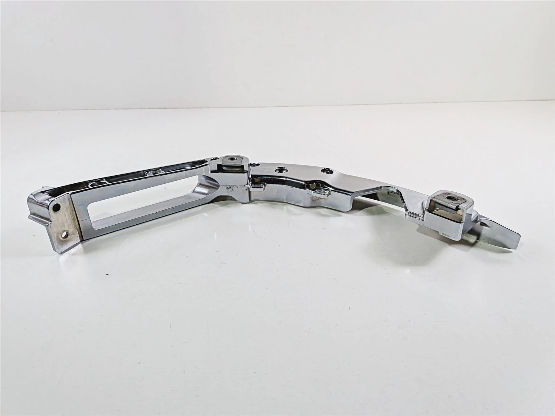 2018 Harley FLHTCU Touring Electra Glide Right Saddlebag Support 90201659 - Image 6