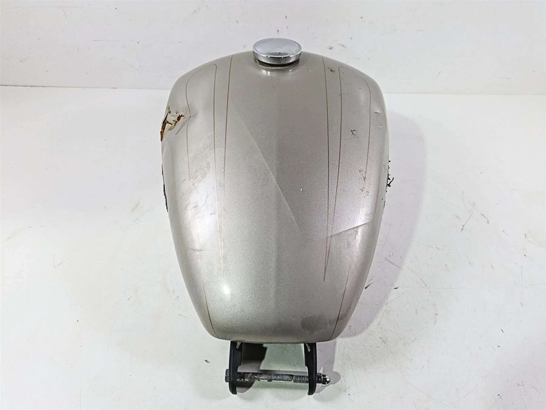2018 Harley FXBR Softail Breakout Fuel Gas Petrol Tank - Dented 61000673 - Image 3