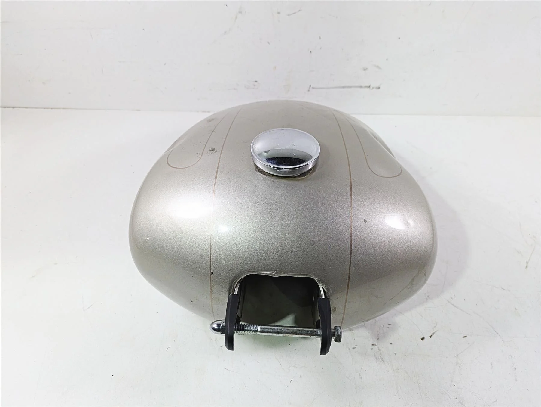 2018 Harley FXBR Softail Breakout Fuel Gas Petrol Tank - Dented 61000673 - Image 4