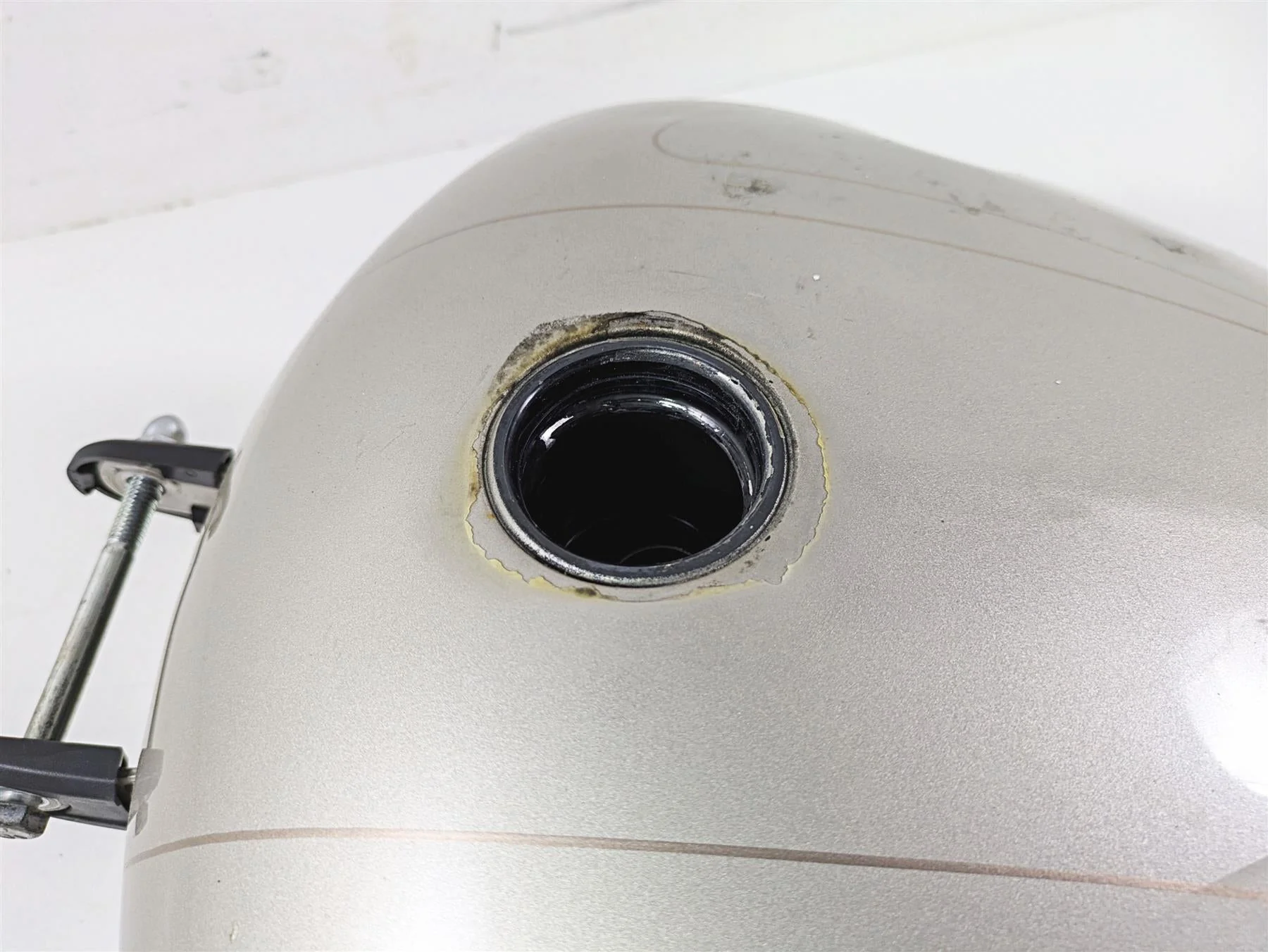 2018 Harley FXBR Softail Breakout Fuel Gas Petrol Tank - Dented 61000673 - Image 9
