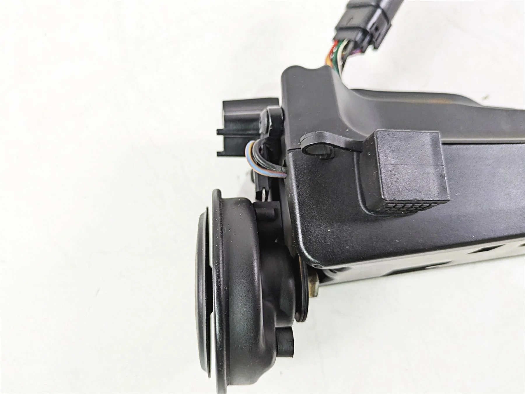 2018 Harley FXBR Softail Breakout Horn & Wiring Box 69000095 - Image 12
