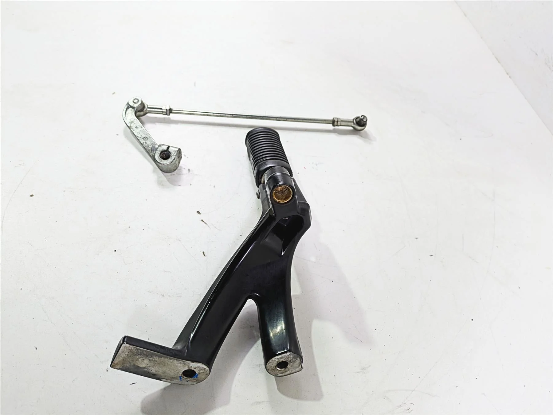 2018 Harley FXBR Softail Breakout Left Footpeg + Mount & Shift Parts 33600134 - Image 3