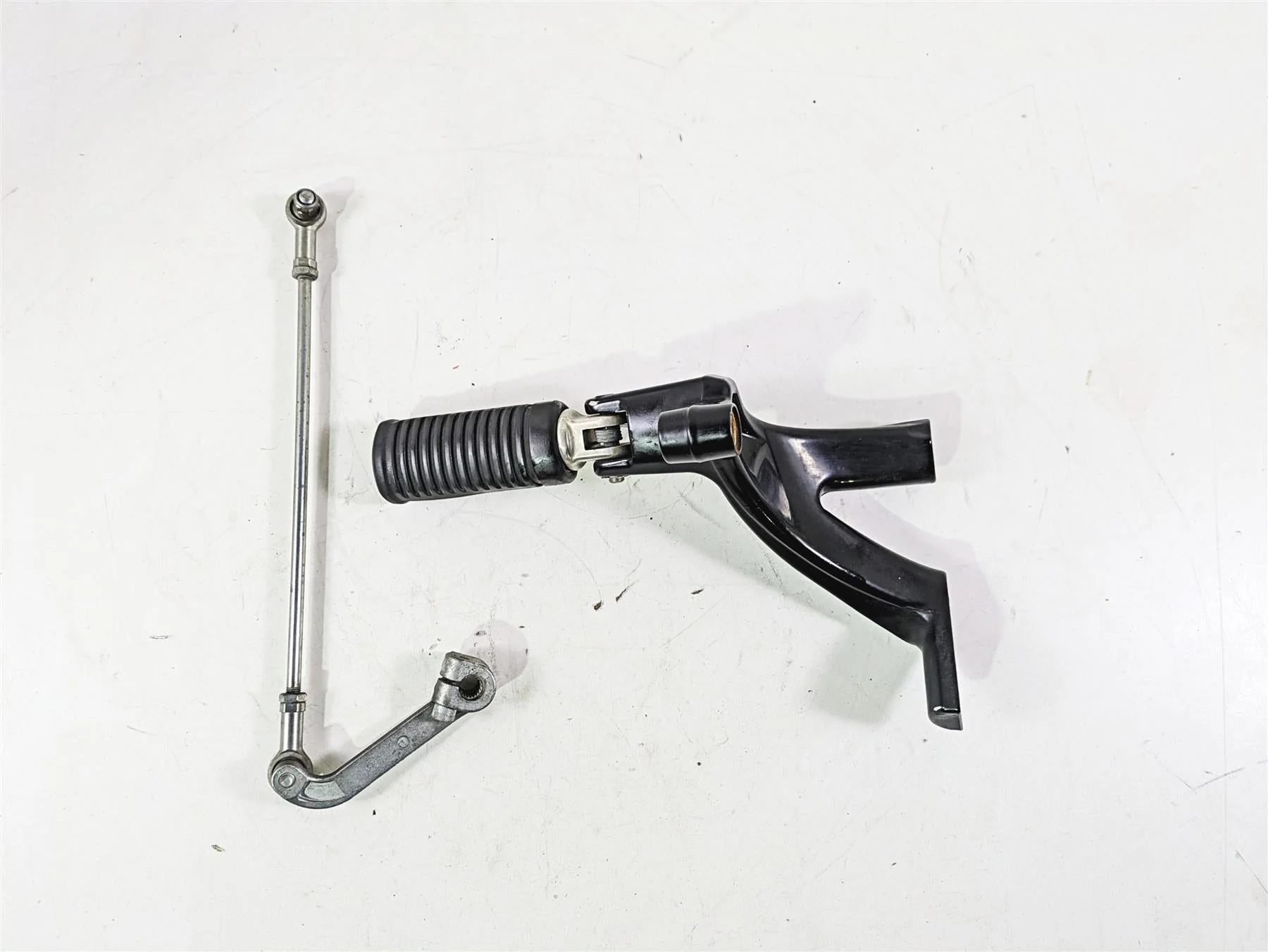 2018 Harley FXBR Softail Breakout Left Footpeg + Mount & Shift Parts 33600134 - Image 4