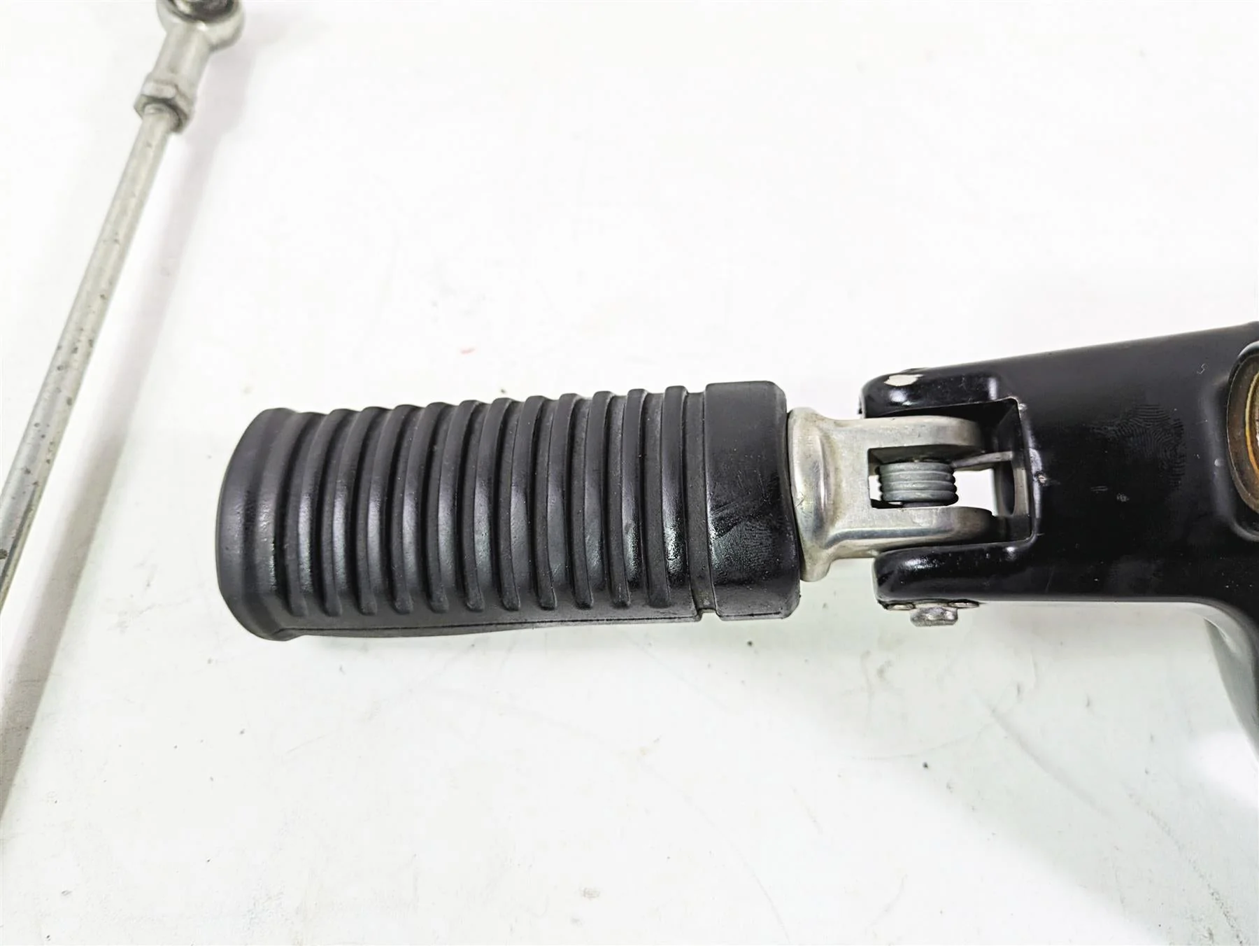 2018 Harley FXBR Softail Breakout Left Footpeg + Mount & Shift Parts 33600134 - Image 5