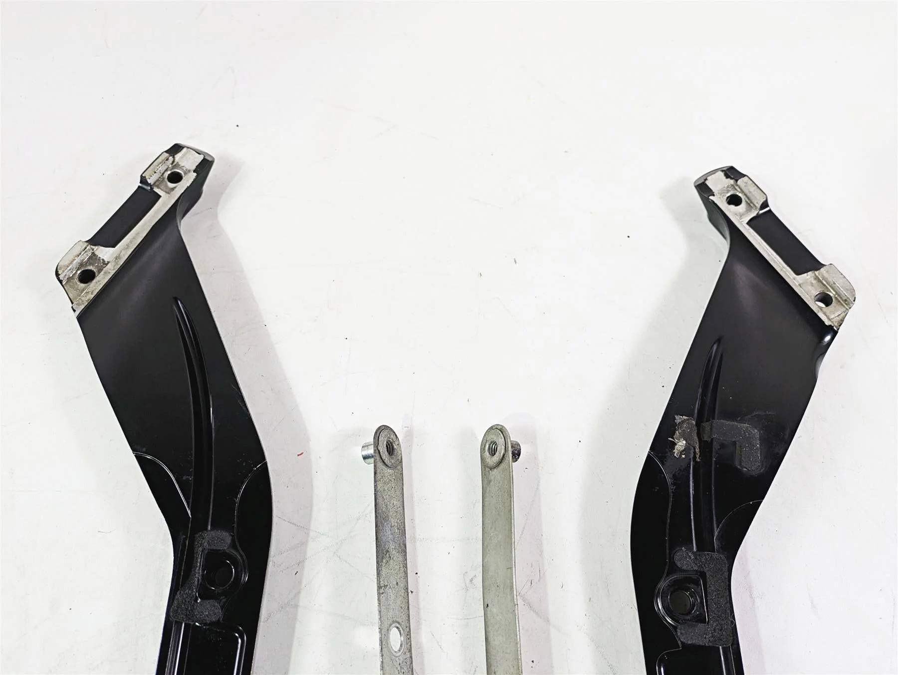 2018 Harley FXBR Softail Breakout Rear Fender Support Set 59500429 59500430 - Image 11