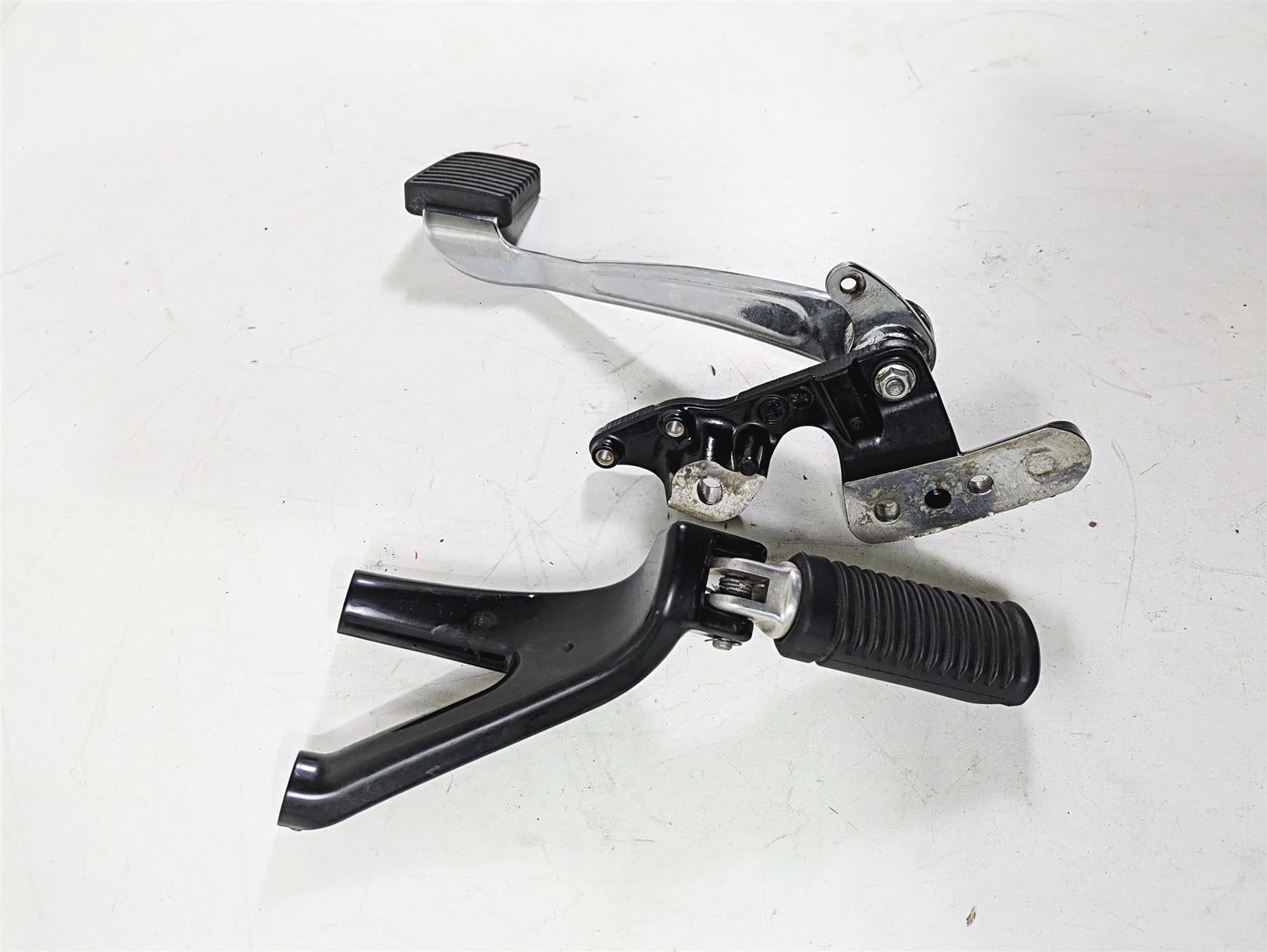 2018 Harley FXBR Softail Breakout Right Footpeg + Mount & Brake Pedal 50500746 - Image 2