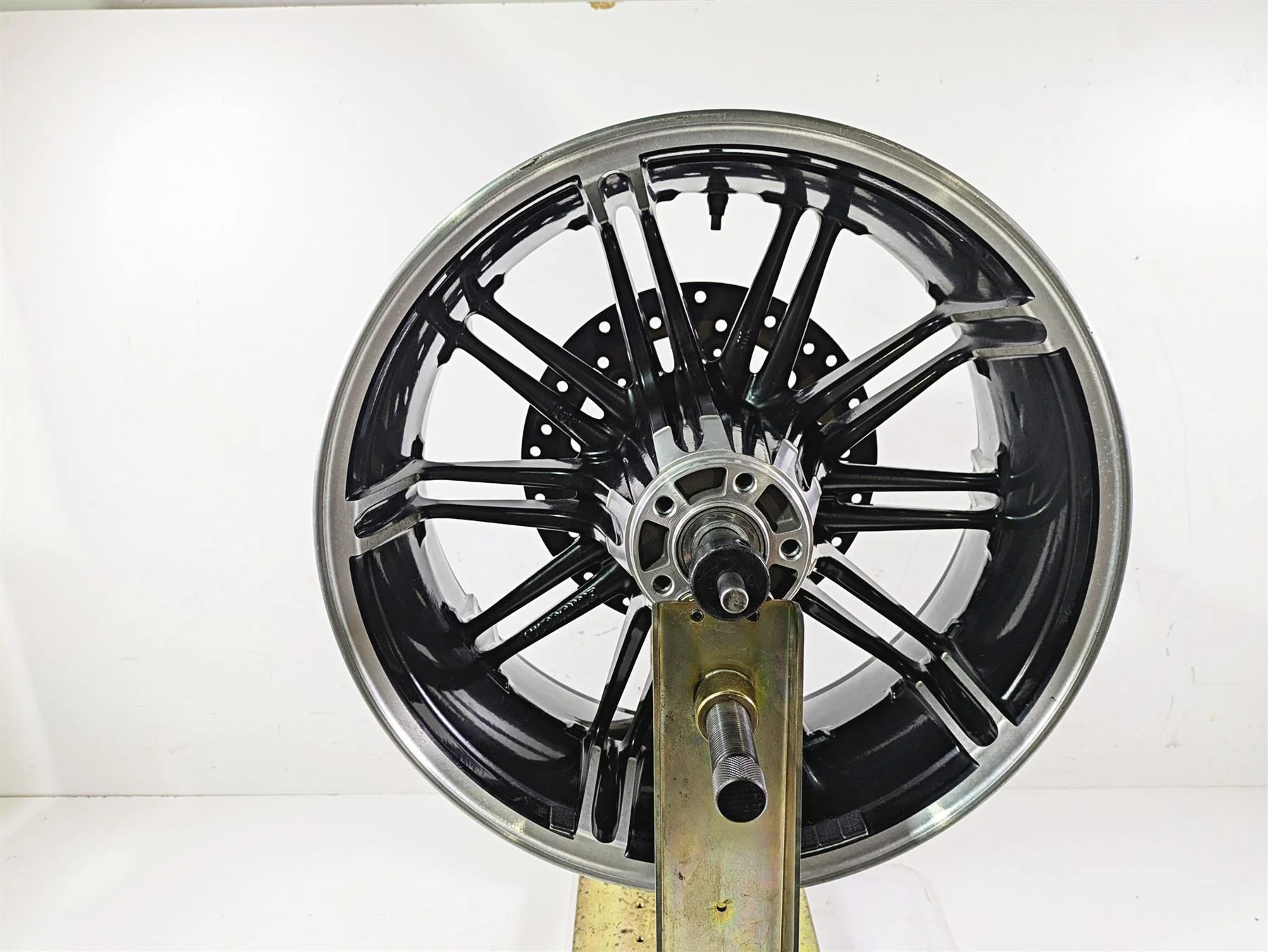 2018 Harley FXBR Softail Breakout Straight 18x8 Rear Wheel 10 Spoke 40900447 - Image 5