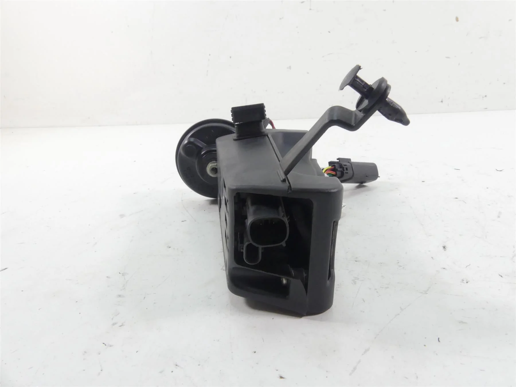 2018 Harley Softail FXBB Street Bob Horn + Cover & Wiring Box 69201654 - Image 11