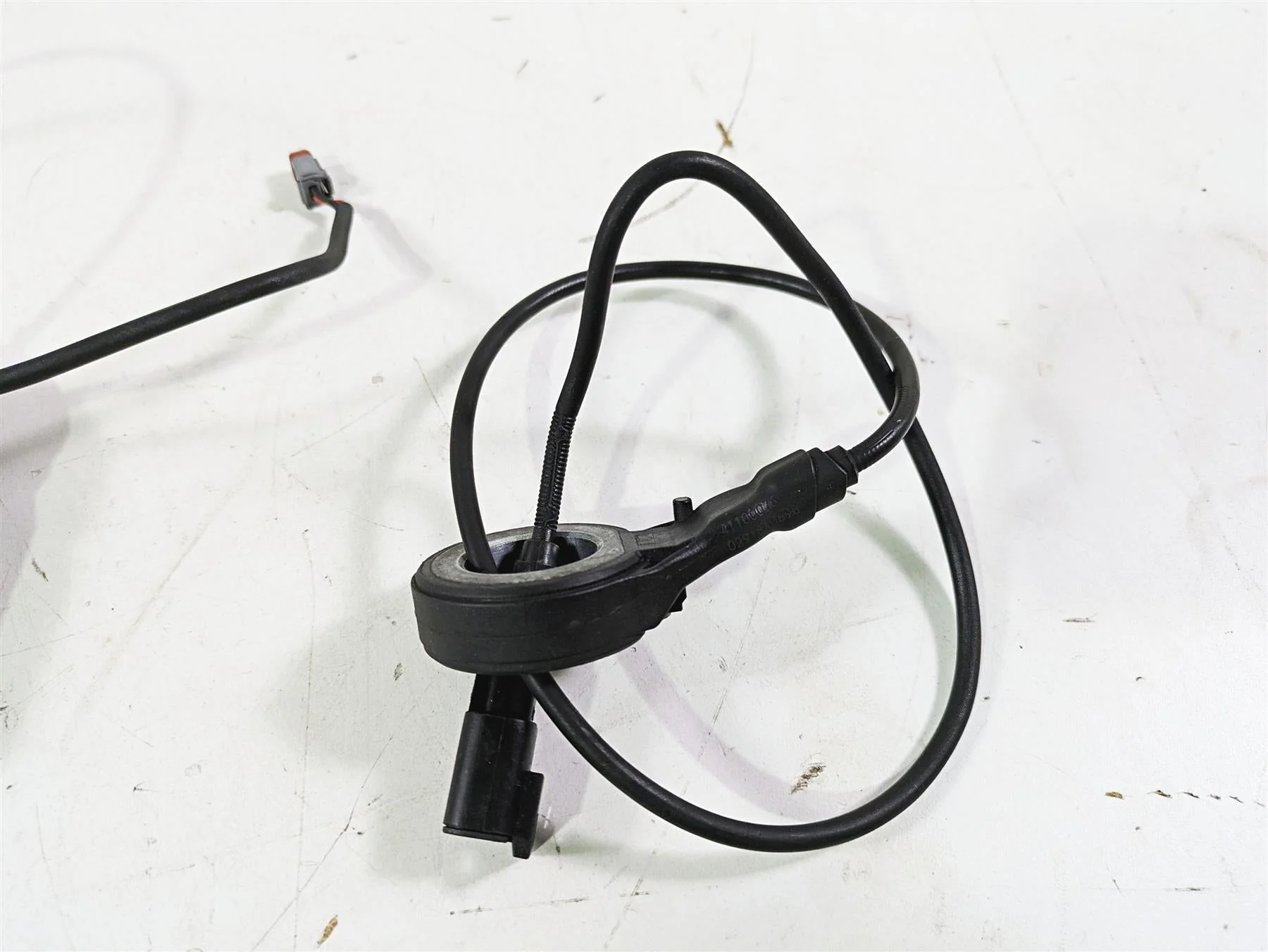 2018 Harley Softail FXFBS Fat Bob Abs Brake Wheel Speed Sensor Set 41100076 - Image 5