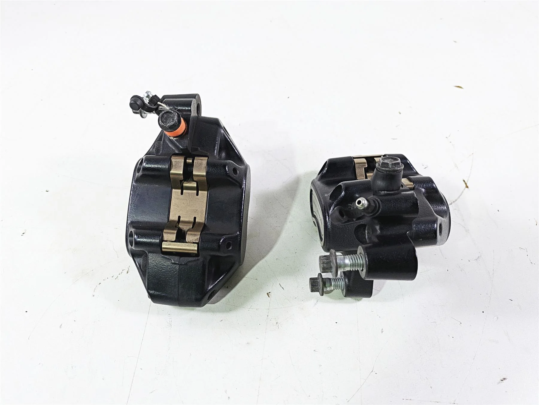 2018 Harley Softail FXFBS Fat Bob Front Brake Caliper Set 41300095 41300205 - Image 2
