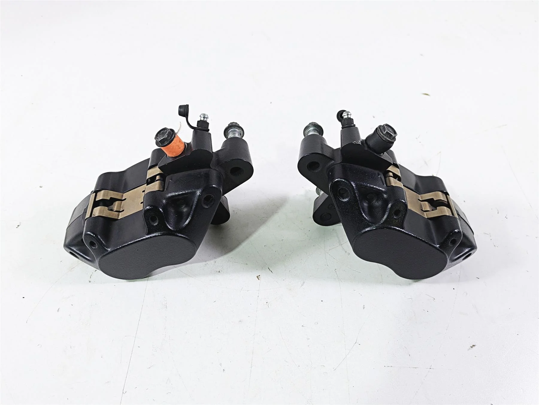 2018 Harley Softail FXFBS Fat Bob Front Brake Caliper Set 41300095 41300205 - Image 3