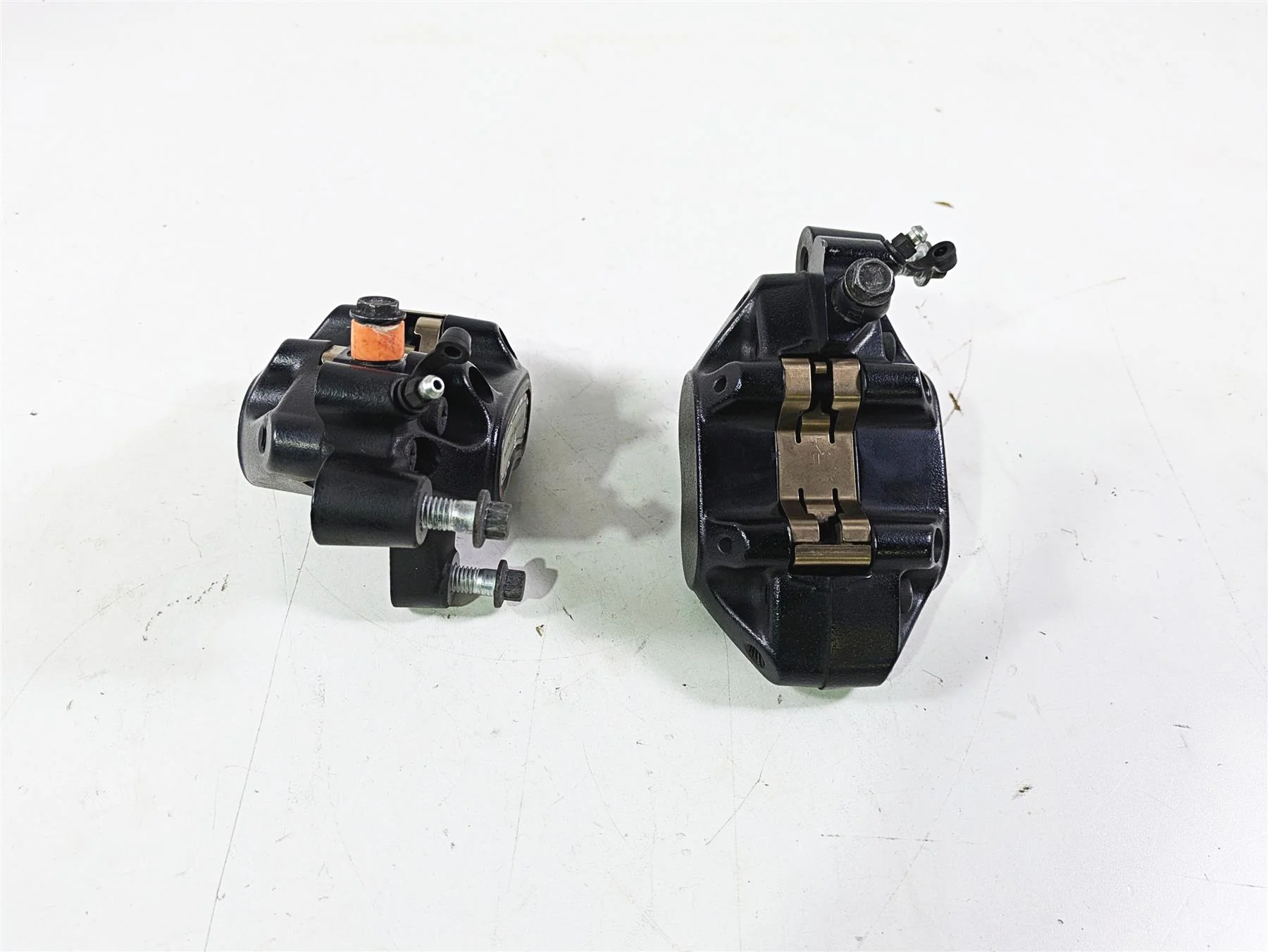 2018 Harley Softail FXFBS Fat Bob Front Brake Caliper Set 41300095 41300205 - Image 4
