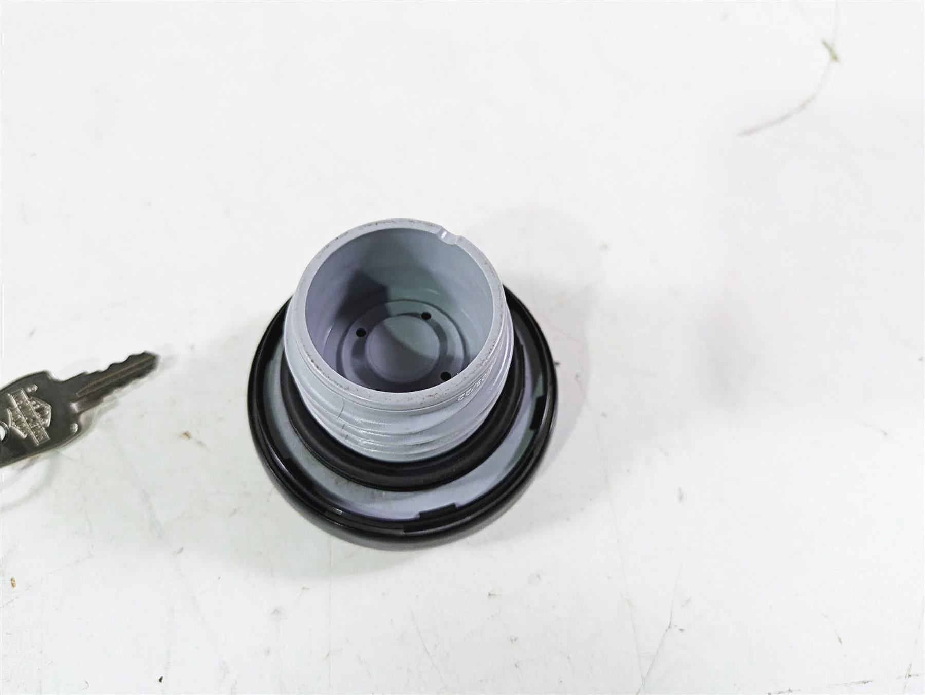 2018 Harley Softail FXFBS Fat Bob Fuel Tank Gas Cap + Key Set 61100124A - Image 7