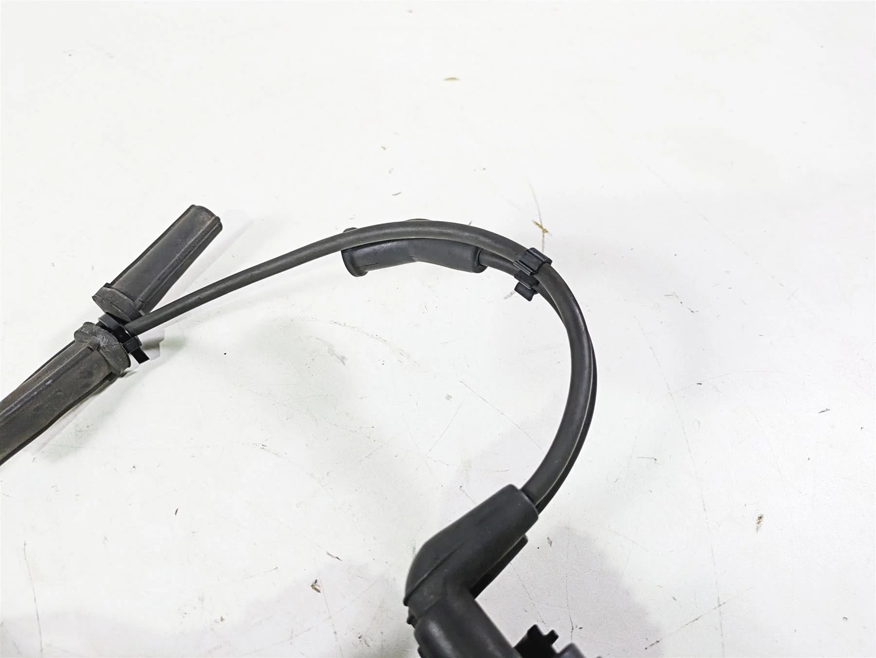 2018 Harley Softail FXFBS Fat Bob Ignition Coil Wires Plugs Set 31600067 - Image 9