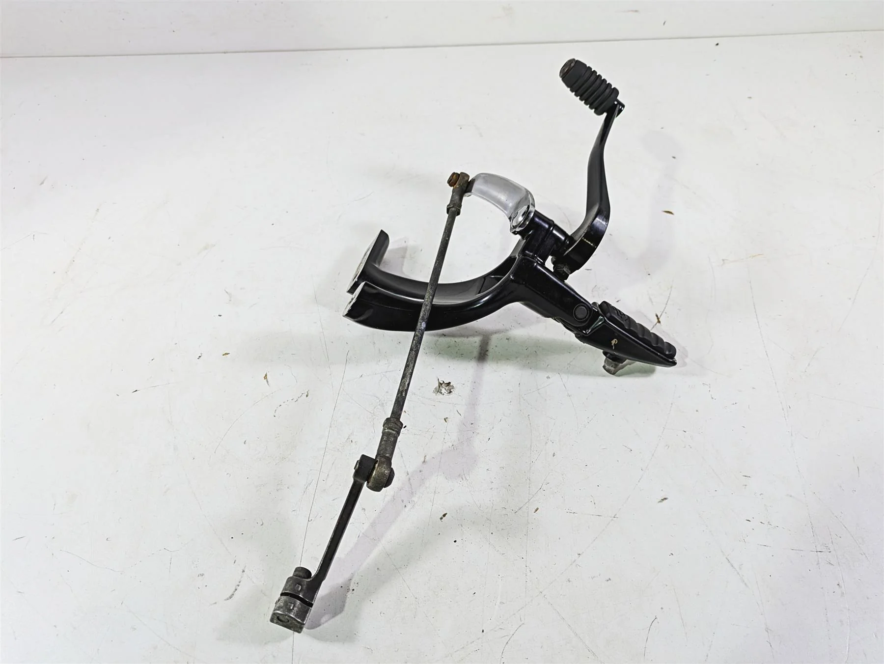 2018 Harley Softail FXFBS Fat Bob Left Rider Footpeg & Shifter 33600134 33600211 - Image 2
