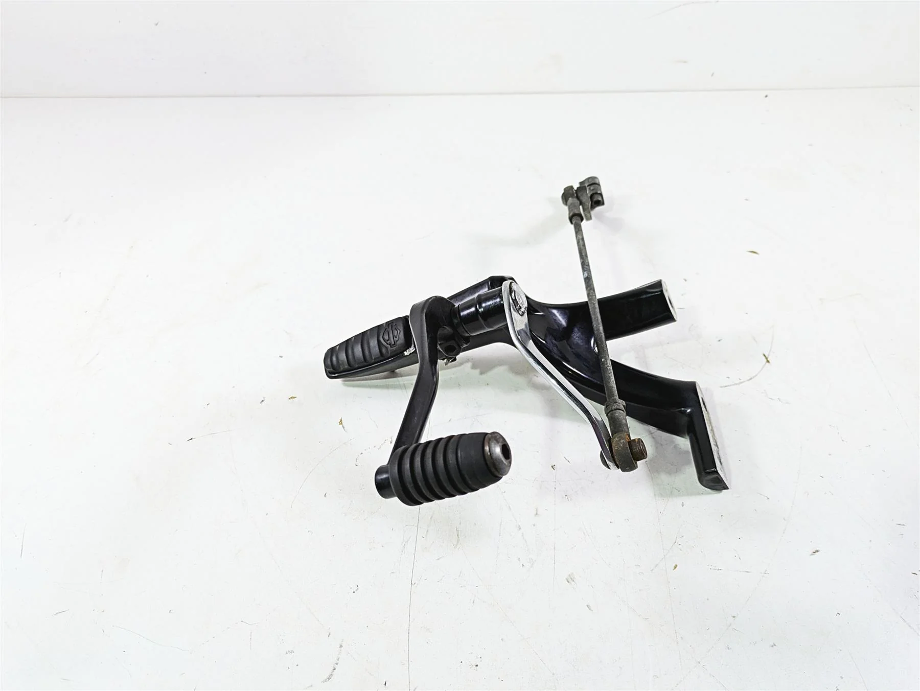 2018 Harley Softail FXFBS Fat Bob Left Rider Footpeg & Shifter 33600134 33600211 - Image 5