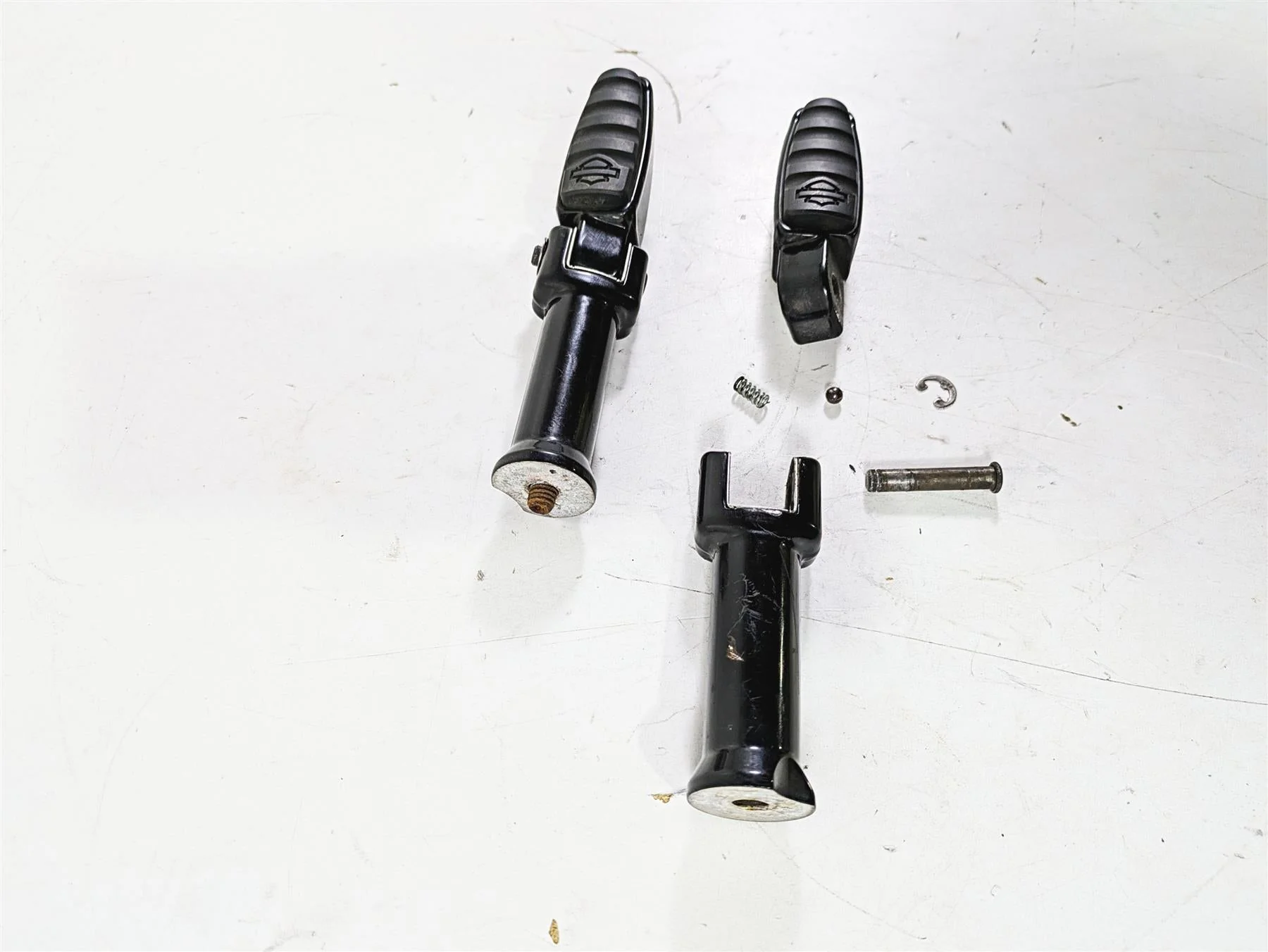 2018 Harley Softail FXFBS Fat Bob Passenger Livewire Footpeg Set - Read 50500762 - Image 2