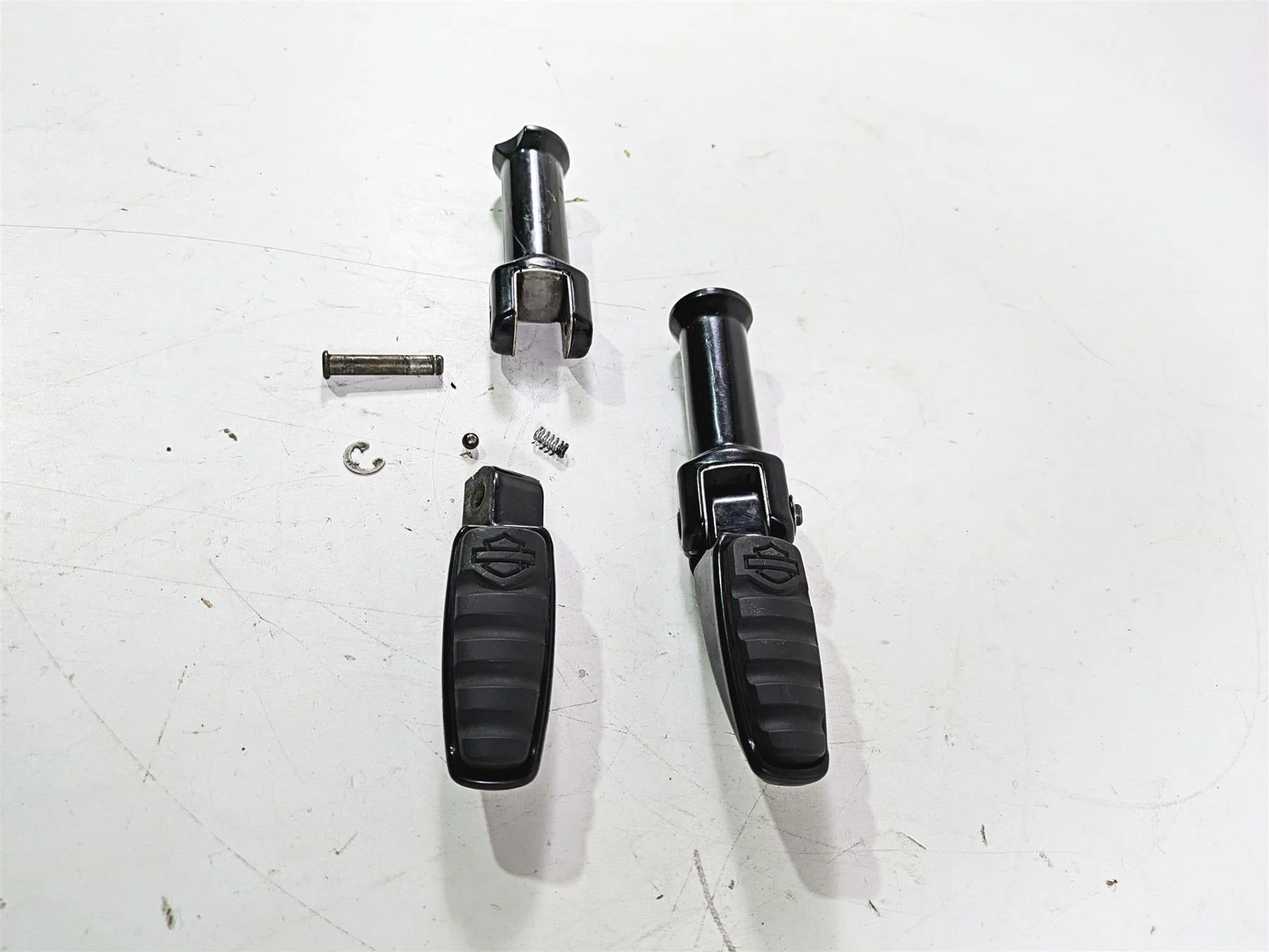 2018 Harley Softail FXFBS Fat Bob Passenger Livewire Footpeg Set - Read 50500762 - Image 3