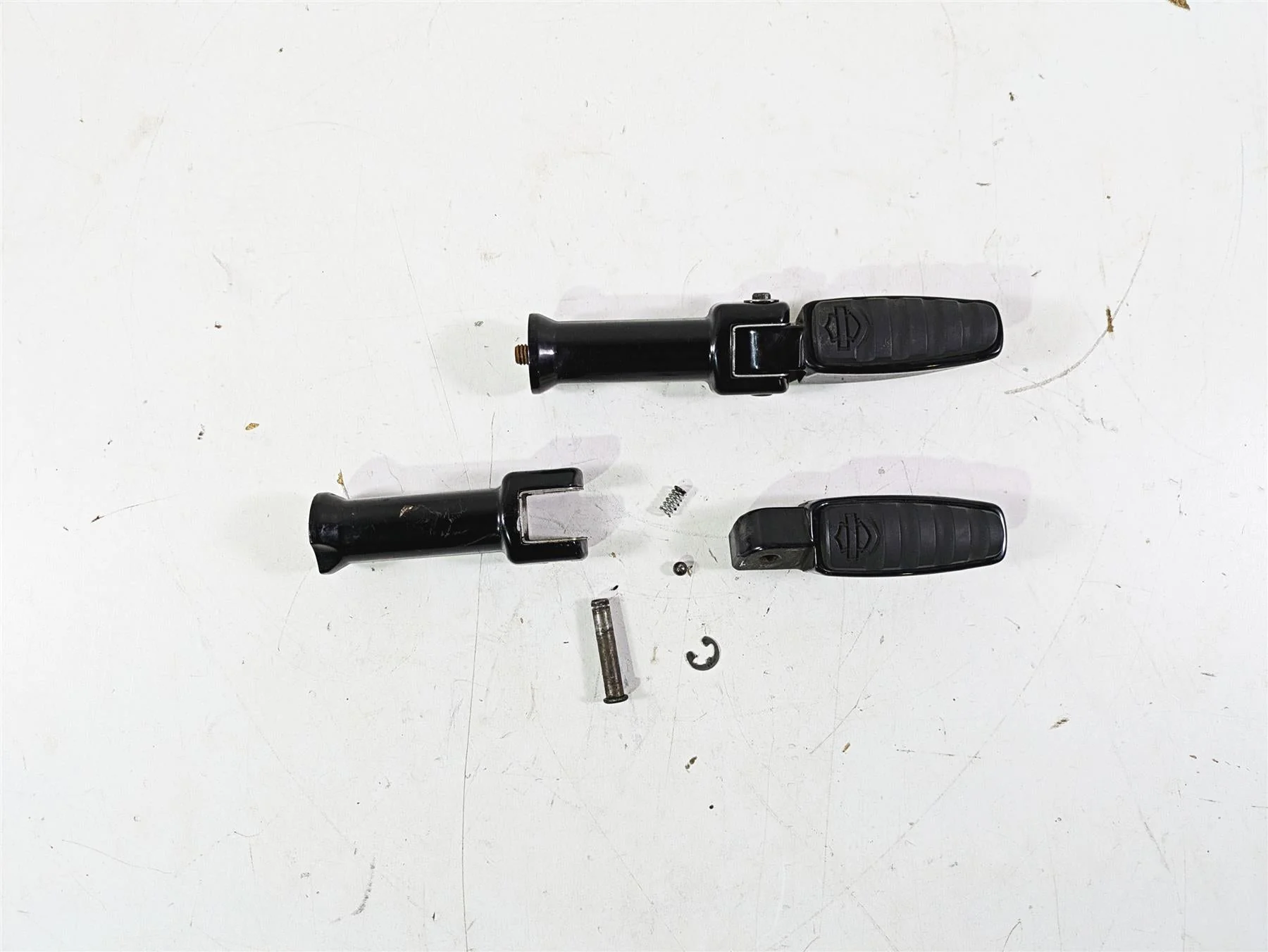 2018 Harley Softail FXFBS Fat Bob Passenger Livewire Footpeg Set - Read 50500762 - Image 4