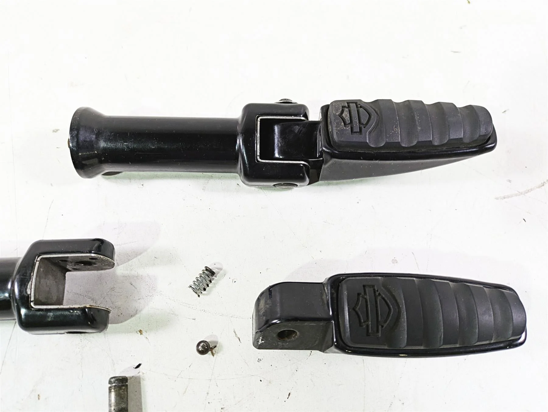 2018 Harley Softail FXFBS Fat Bob Passenger Livewire Footpeg Set - Read 50500762 - Image 5