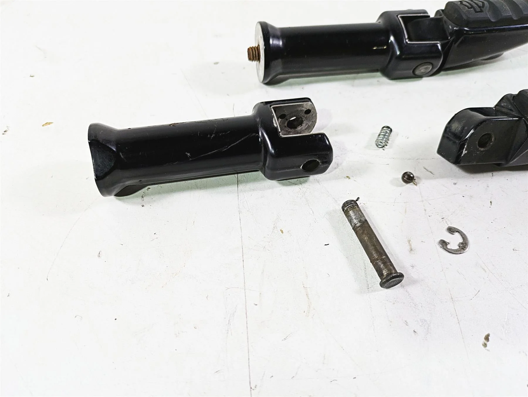 2018 Harley Softail FXFBS Fat Bob Passenger Livewire Footpeg Set - Read 50500762 - Image 6