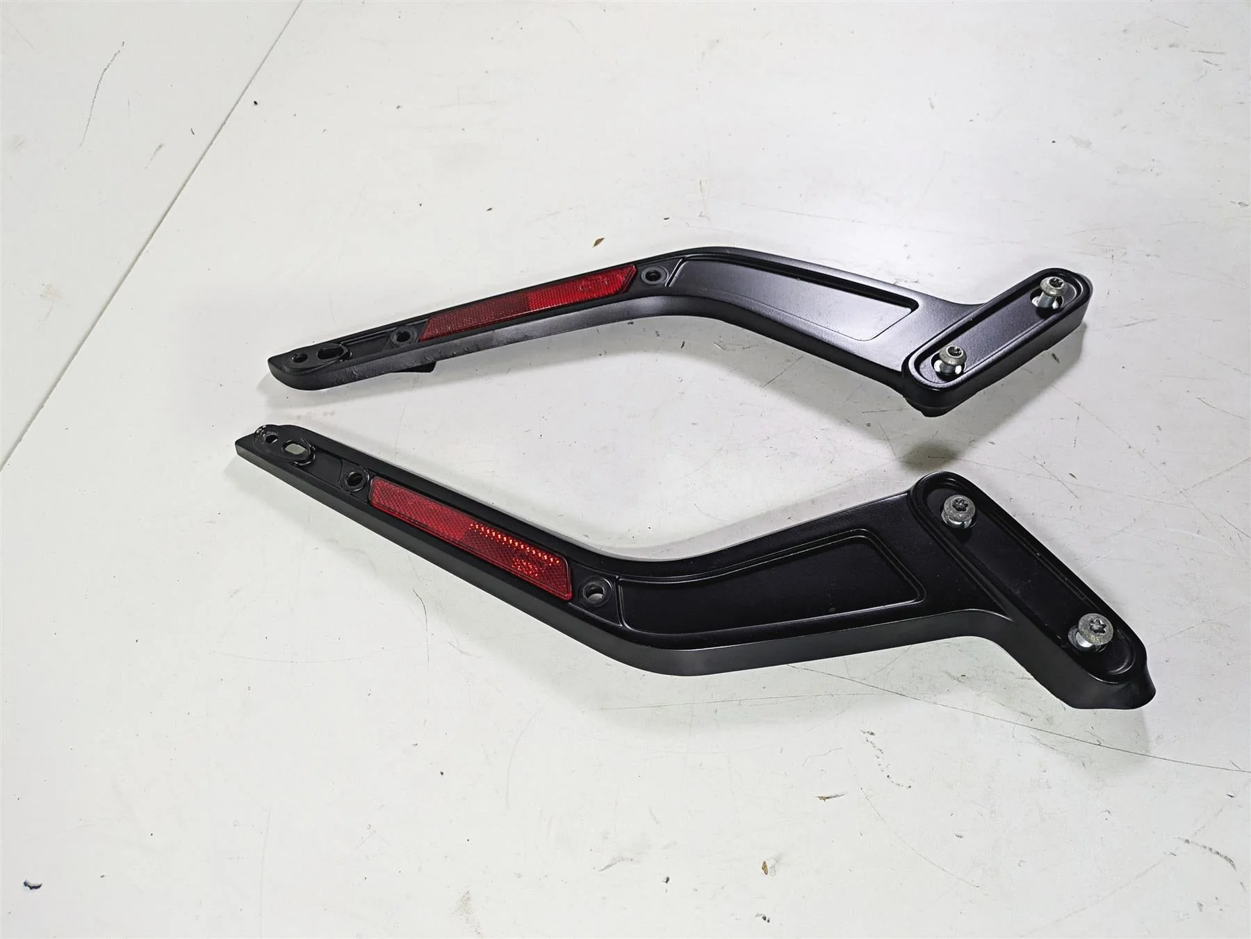 2018 Harley Softail FXFBS Fat Bob Rear Fender Struts Braces 59500543 59500544 - Image 2