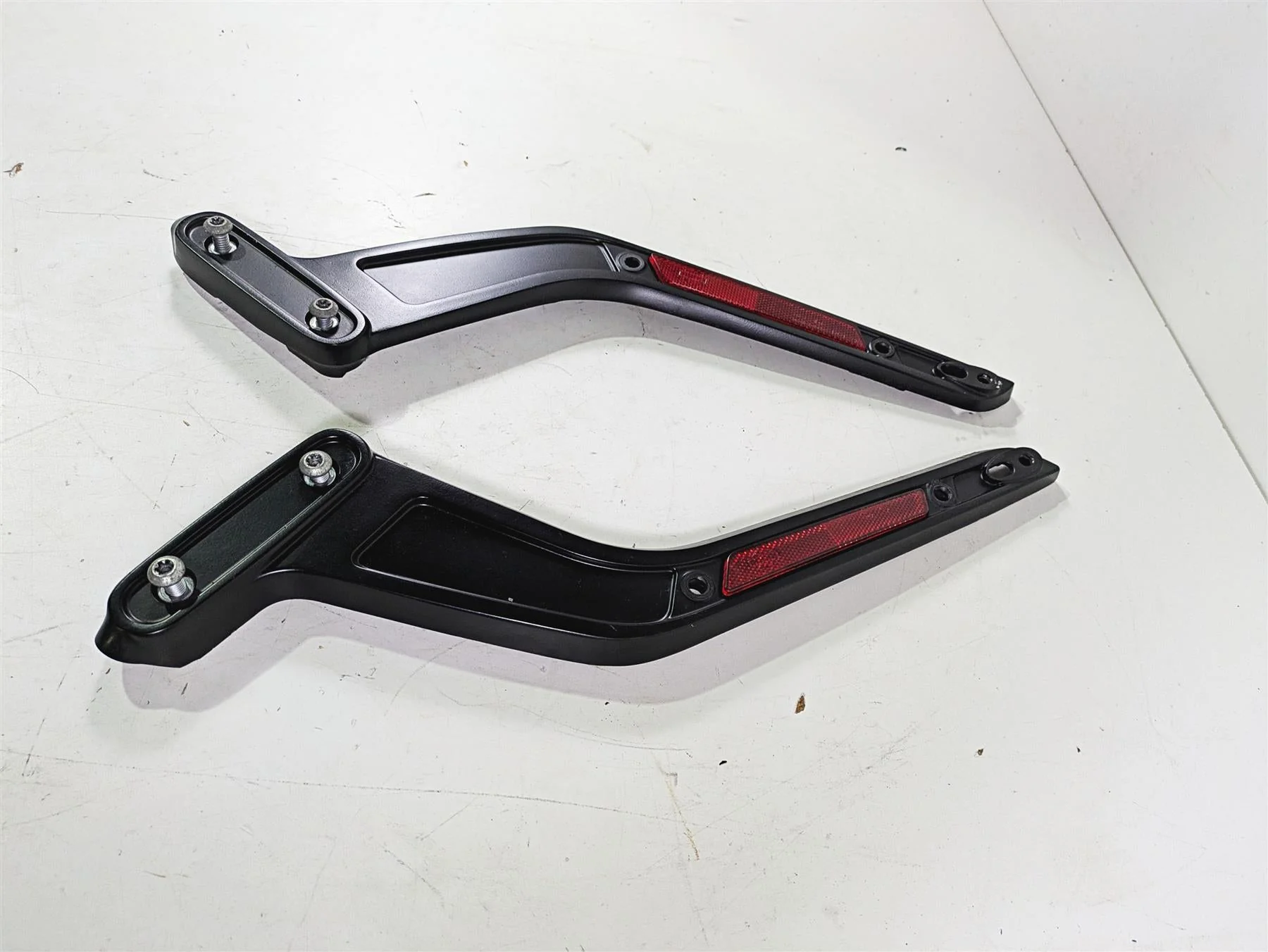 2018 Harley Softail FXFBS Fat Bob Rear Fender Struts Braces 59500543 59500544 - Image 3