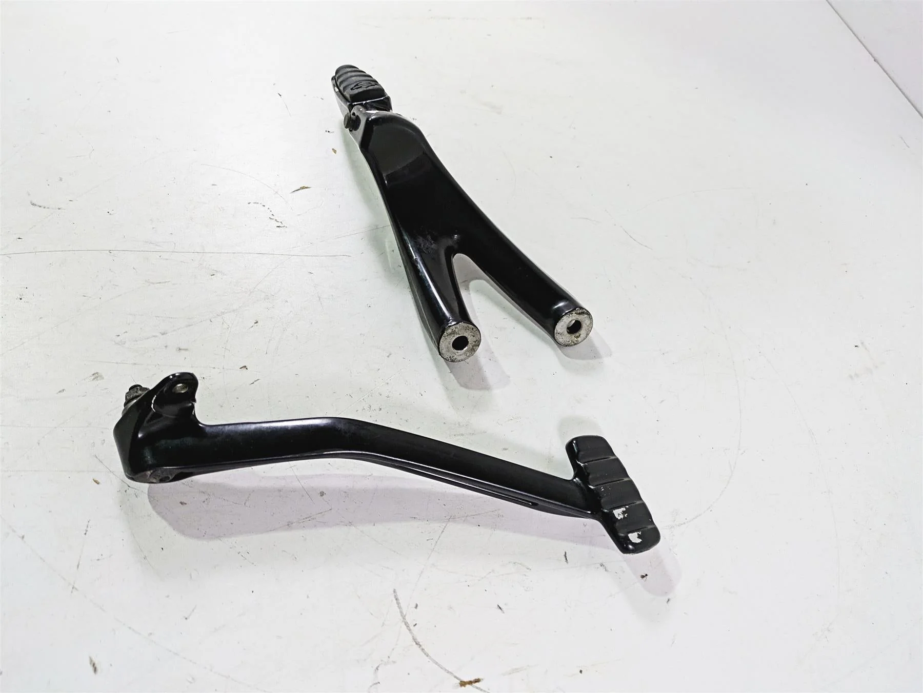 2018 Harley Softail FXFBS Fat Bob Right Rider Footpeg & Brake Pedal 50500746 - Image 3