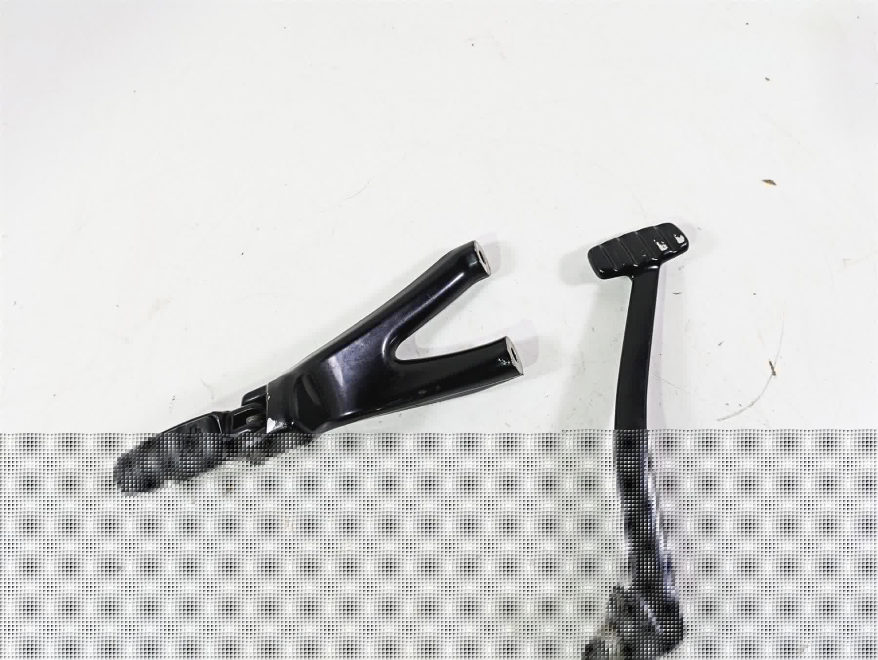 2018 Harley Softail FXFBS Fat Bob Right Rider Footpeg & Brake Pedal 50500746 - Image 4