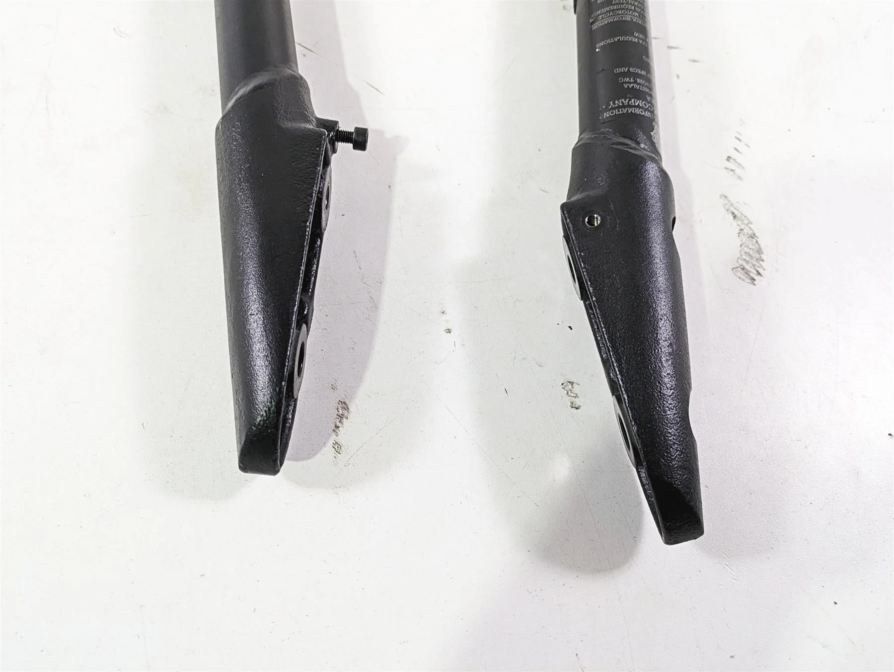 2018 Indian Chieftain Dark Horse Front Frame Rail Downtube Set 1018970 1026128 - Image 9