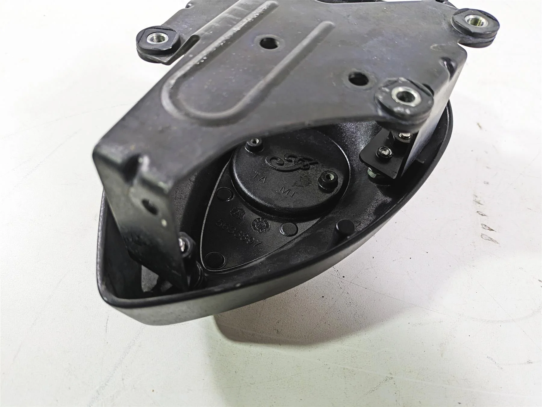 2018 Indian Chieftain Dark Horse Ignition Coil Cover & Mount 5633897 - Image 9