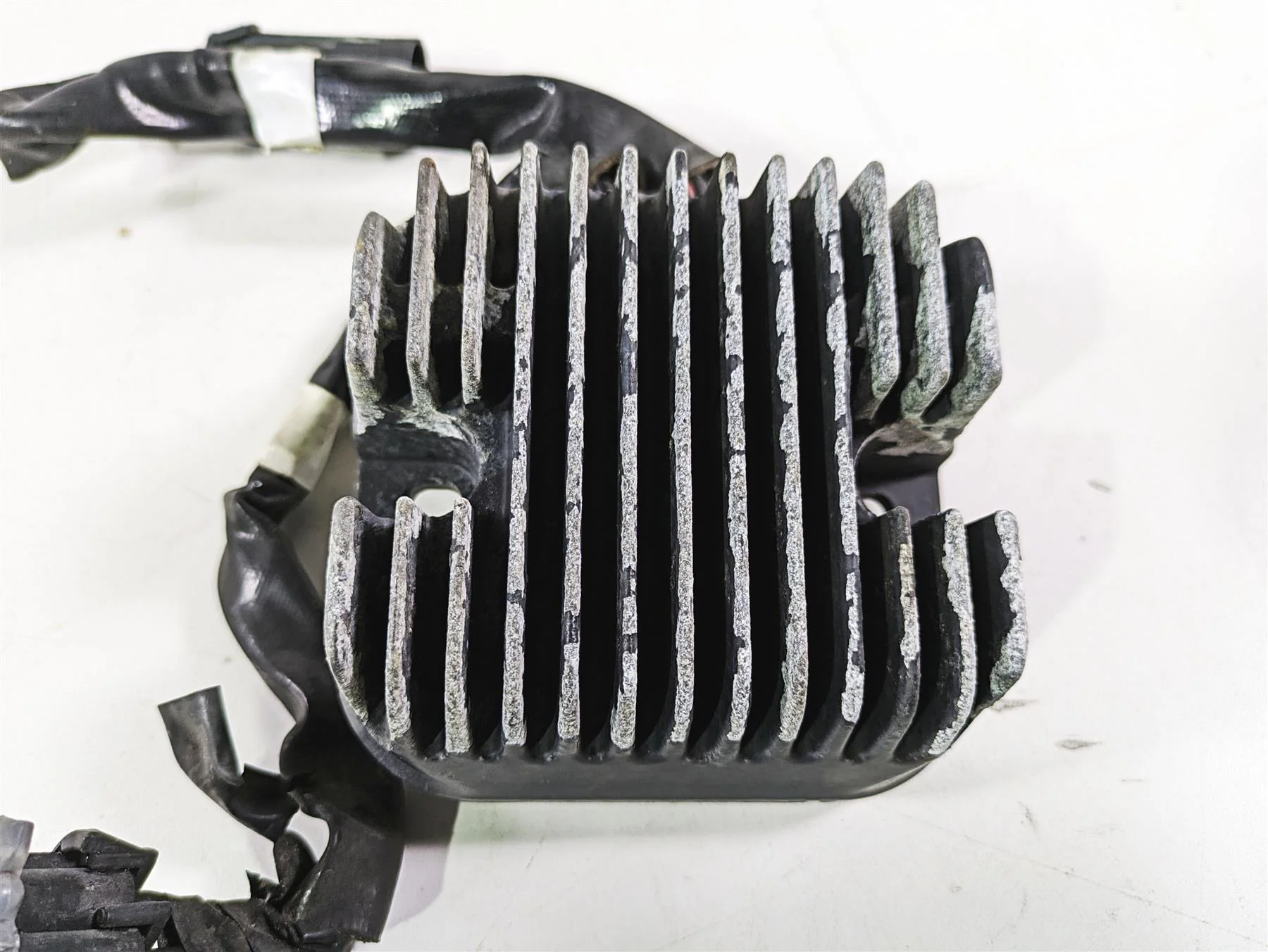 2018 Indian Chieftain Dark Horse Rectifier Voltage Regulator 4014300 4019661 - Image 6
