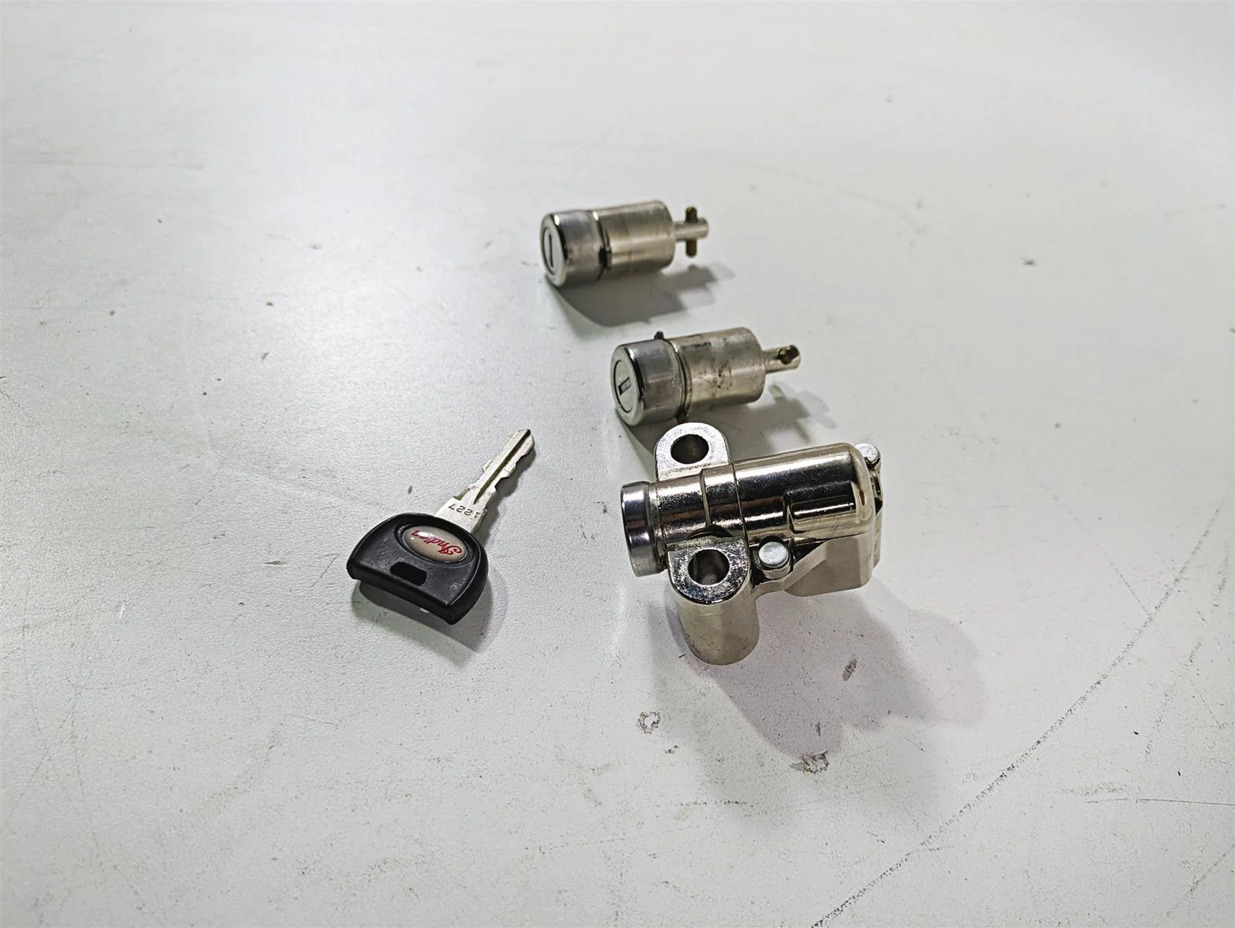 2018 Indian Chieftain Dark Horse Steering & Saddle Bag Lock & Key Set 2635146 - Image 3