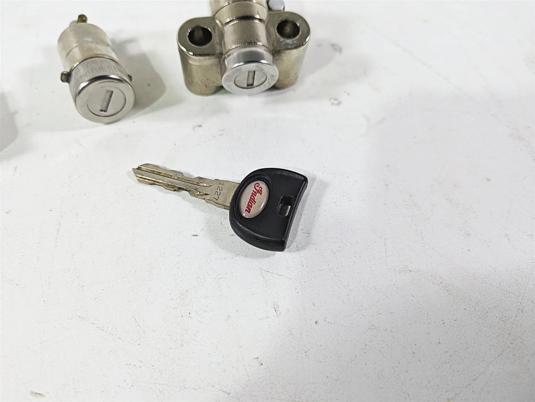 2018 Indian Chieftain Dark Horse Steering & Saddle Bag Lock & Key Set 2635146 - Image 6