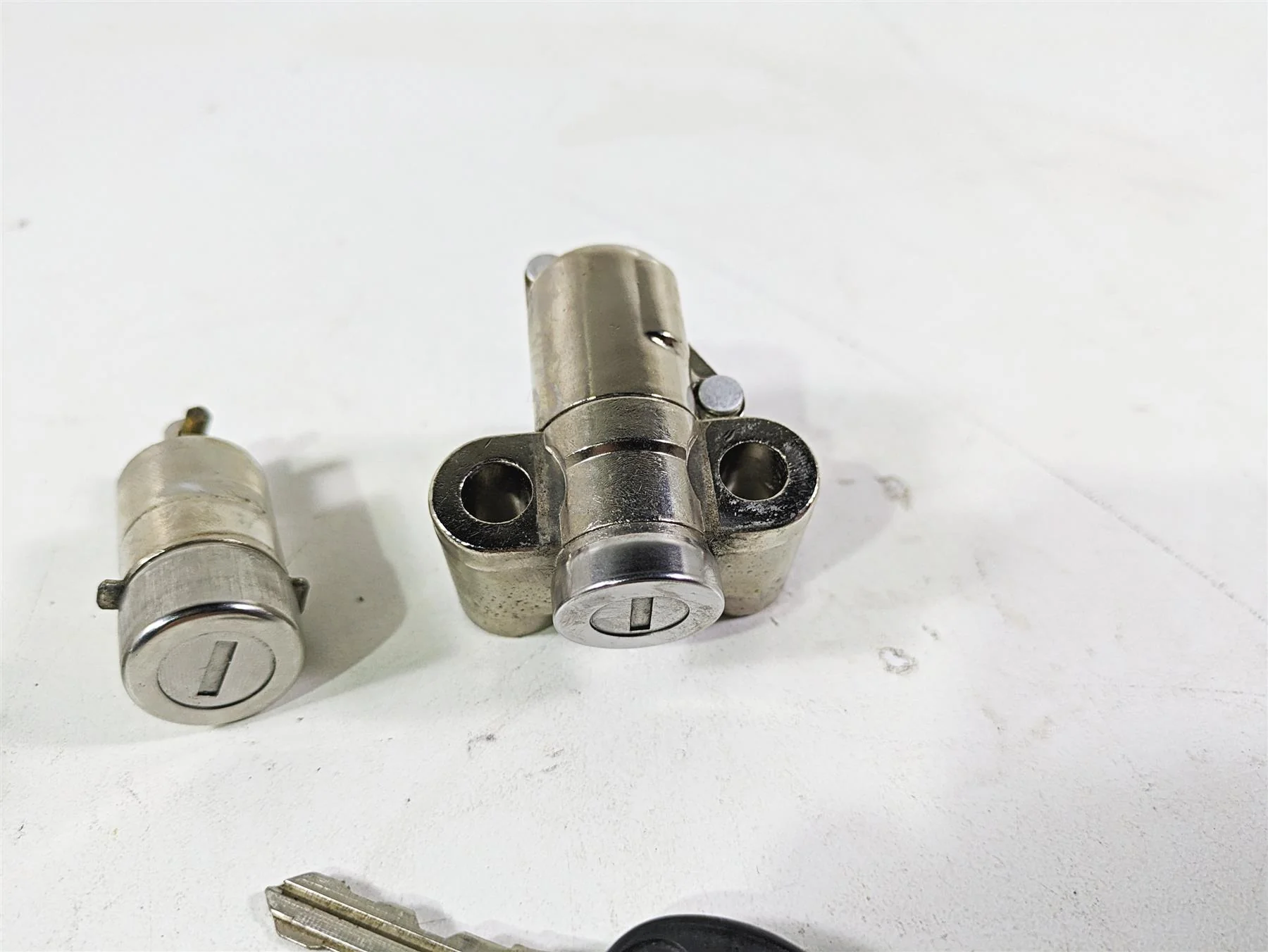 2018 Indian Chieftain Dark Horse Steering & Saddle Bag Lock & Key Set 2635146 - Image 7