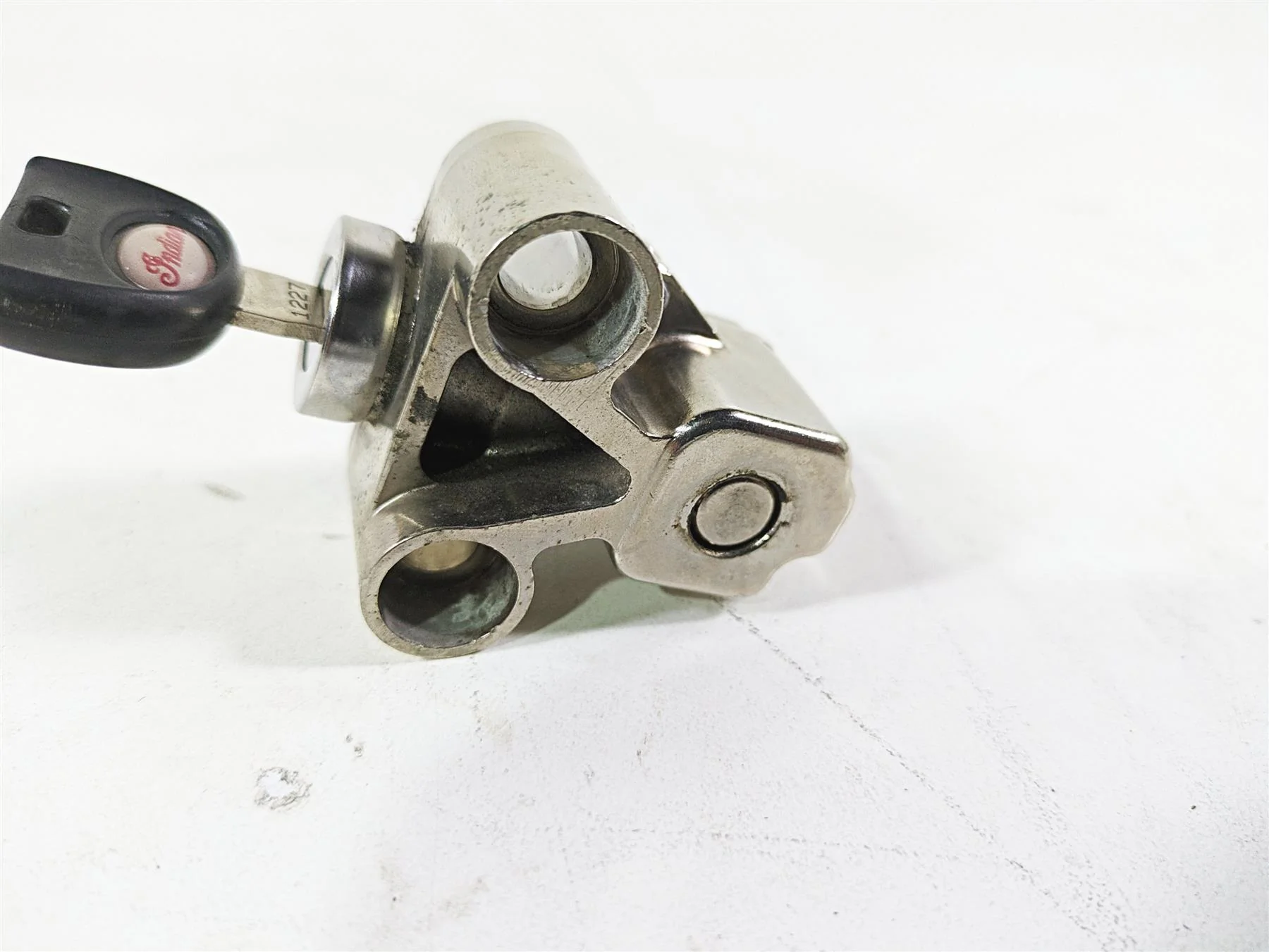 2018 Indian Chieftain Dark Horse Steering & Saddle Bag Lock & Key Set 2635146 - Image 9