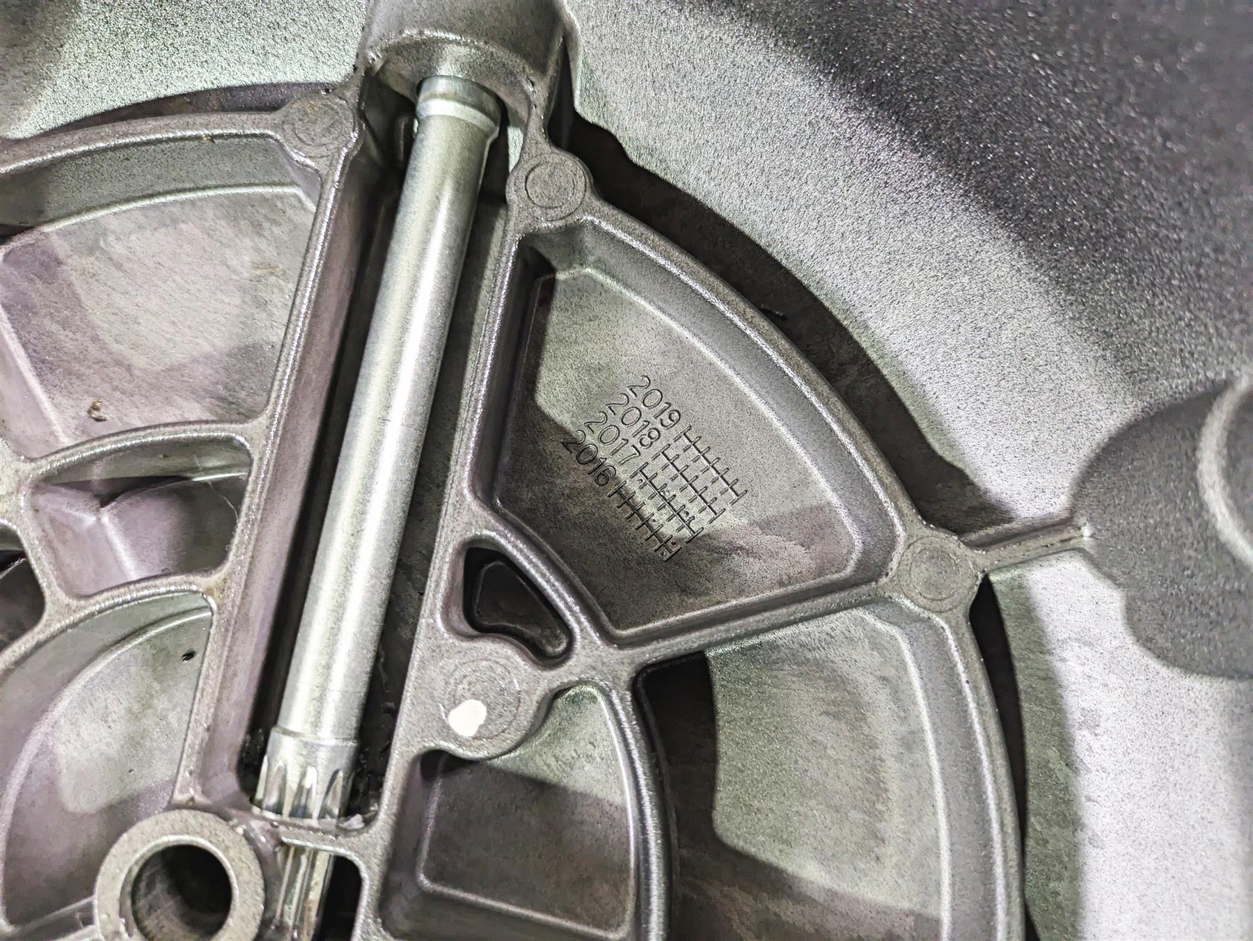 2018 Indian Chieftain Limited Primary Drive Clutch Engine Cover 1205125-521 - Image 11