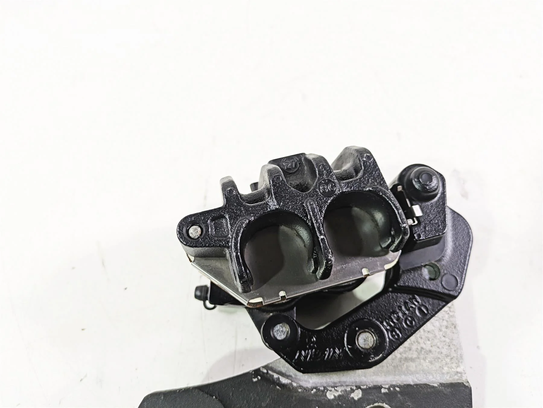 2018 Indian Chieftain Limited Rear Brake Caliper & Bracket 1912006 - Image 6