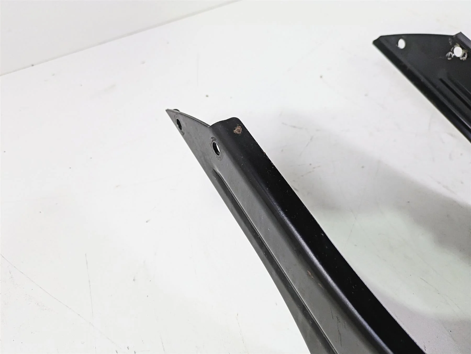 2018 Indian Chieftain Limited Rear Fender Metal Support 1023005 - Image 4